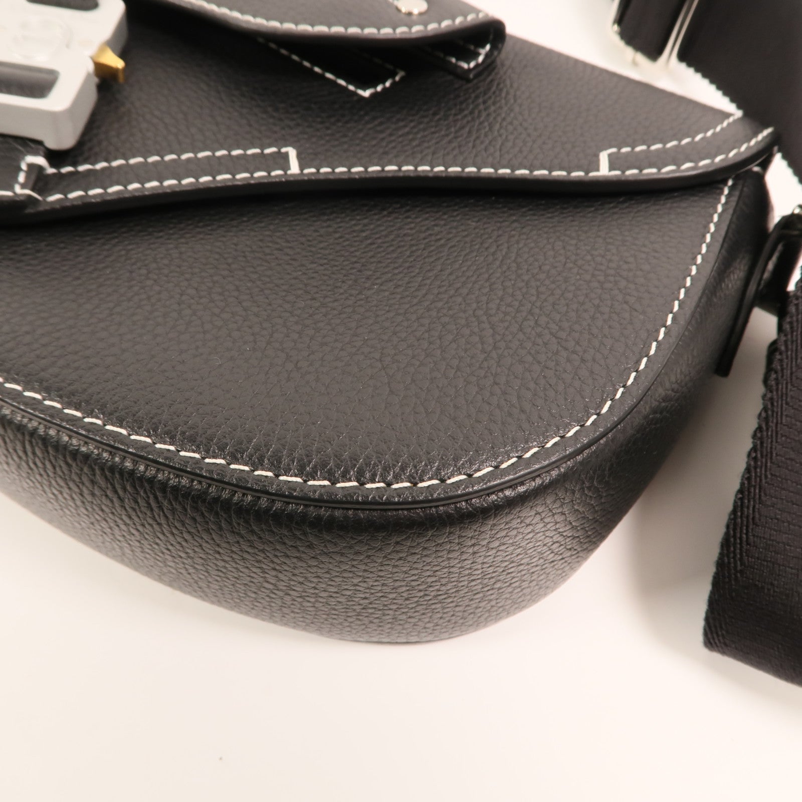 Dior 【激減優惠】牛皮皮革Saddle Grained銀扣肩背袋