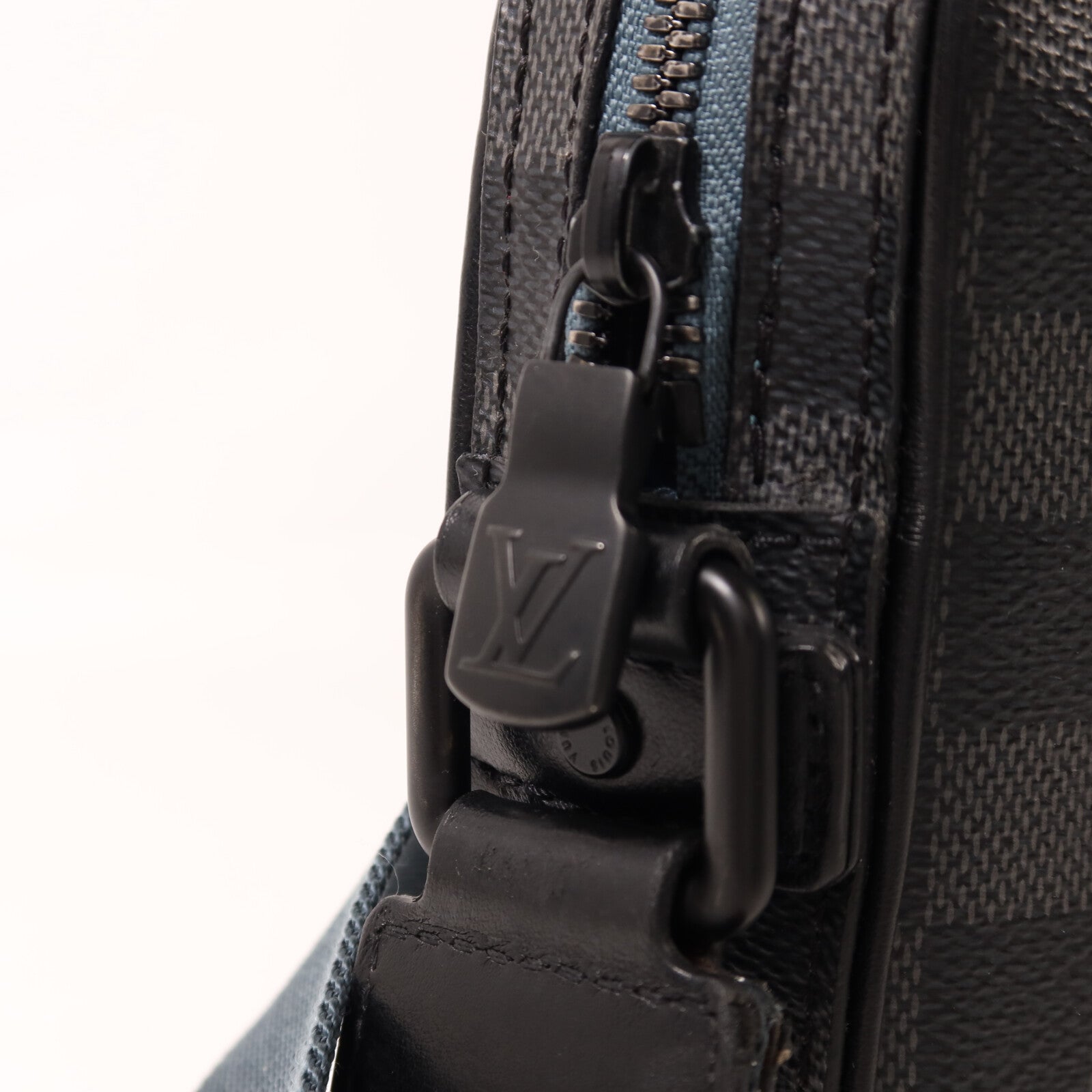 LOUIS VUITTON Damier Graphite Alpha Messenger Bag肩背袋