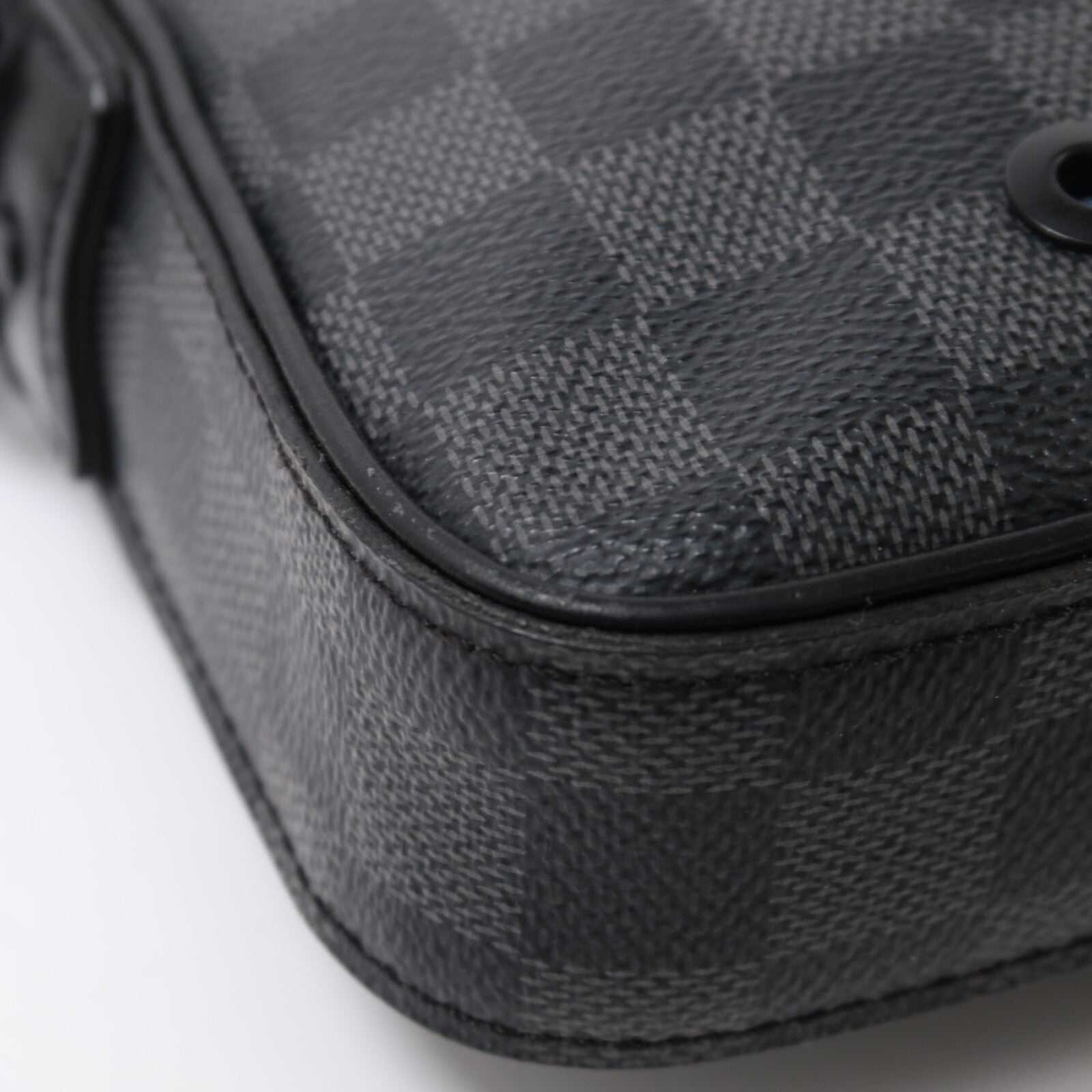 LOUIS VUITTON Damier Graphite Alpha Messenger Bag肩背袋