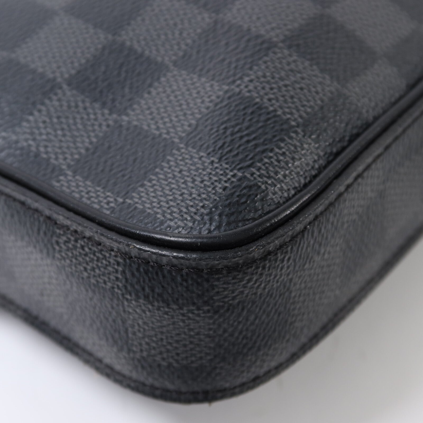 LOUIS VUITTON Damier Graphite Alpha Messenger Bag肩背袋