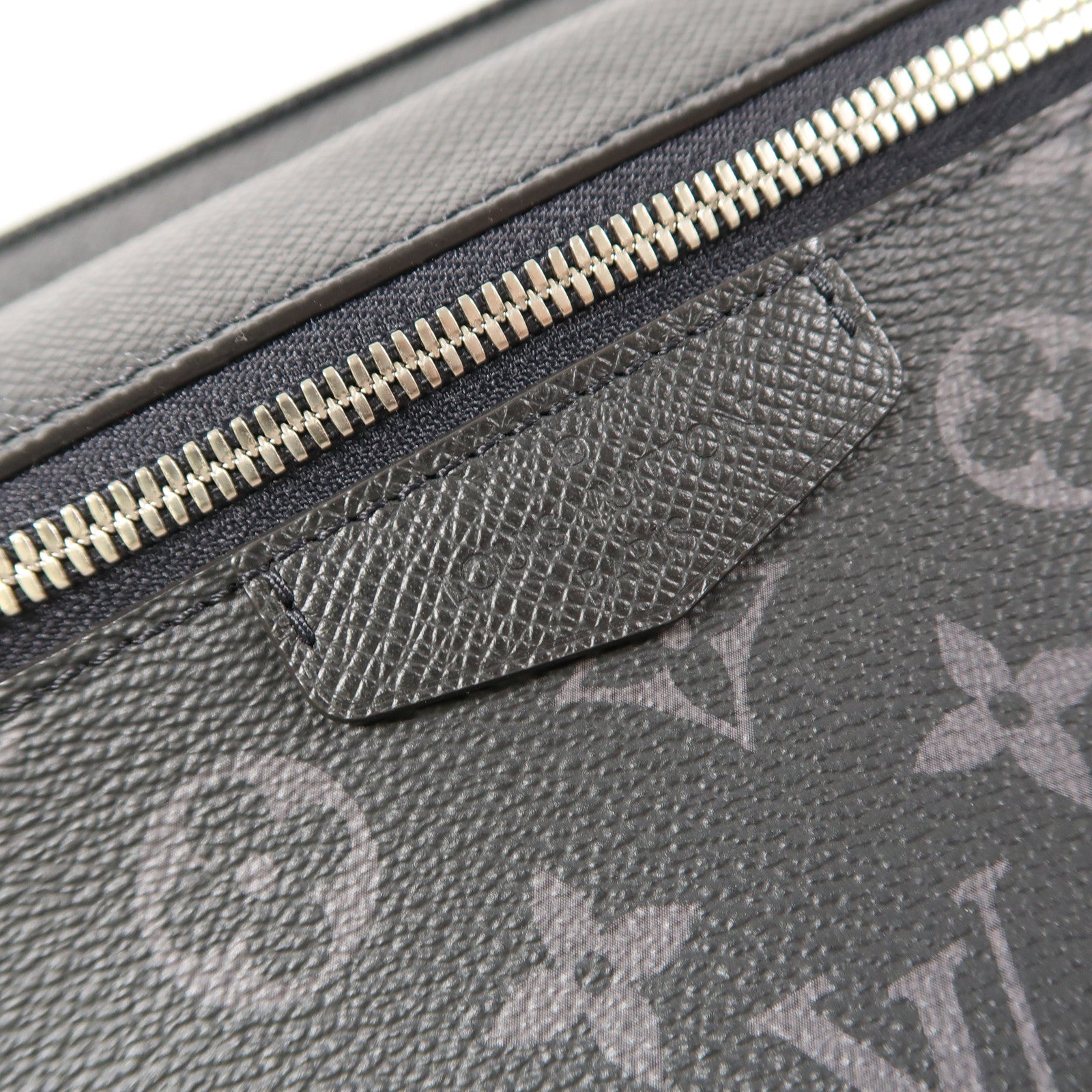 LOUIS VUITTON Monogram Eclipse/Taiga Outdoor Messenger銀扣肩背袋/斜挎包