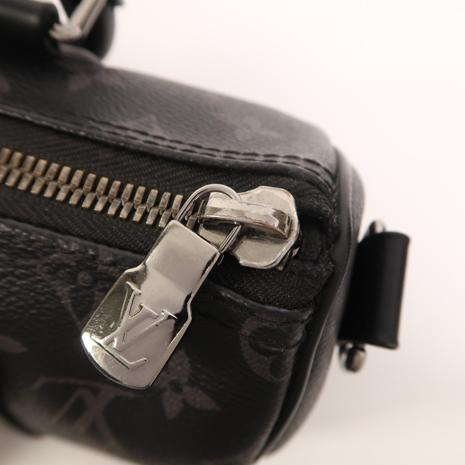 LOUIS VUITTON Monogram Eclipse Reverse Keepall Bandouliere 25銀扣手挽肩背兩用袋