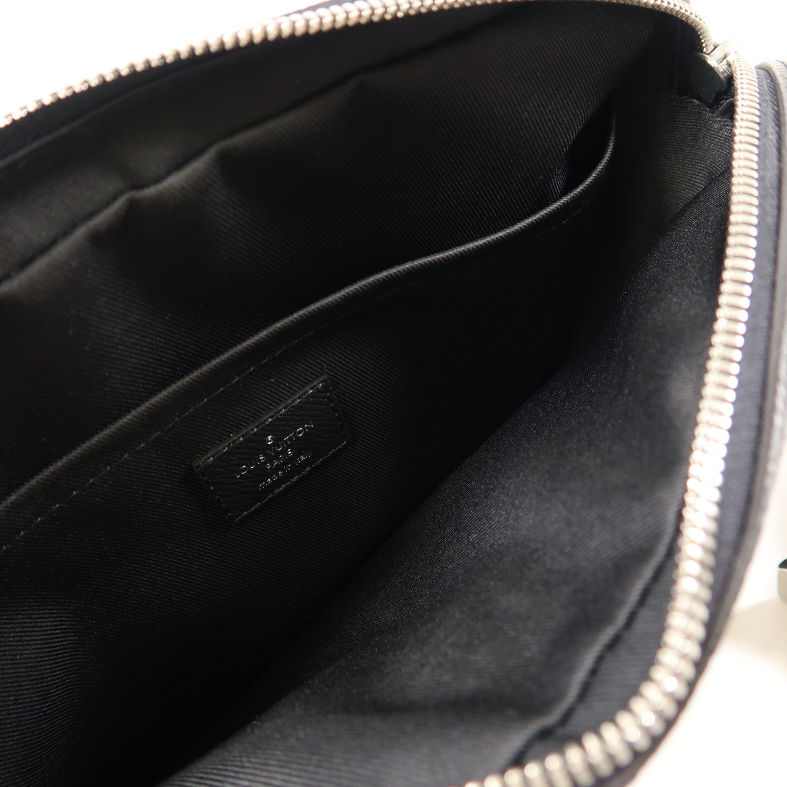 LOUIS VUITTON Monogram Eclipse/Taiga Outdoor Messenger銀扣肩背袋/斜挎包