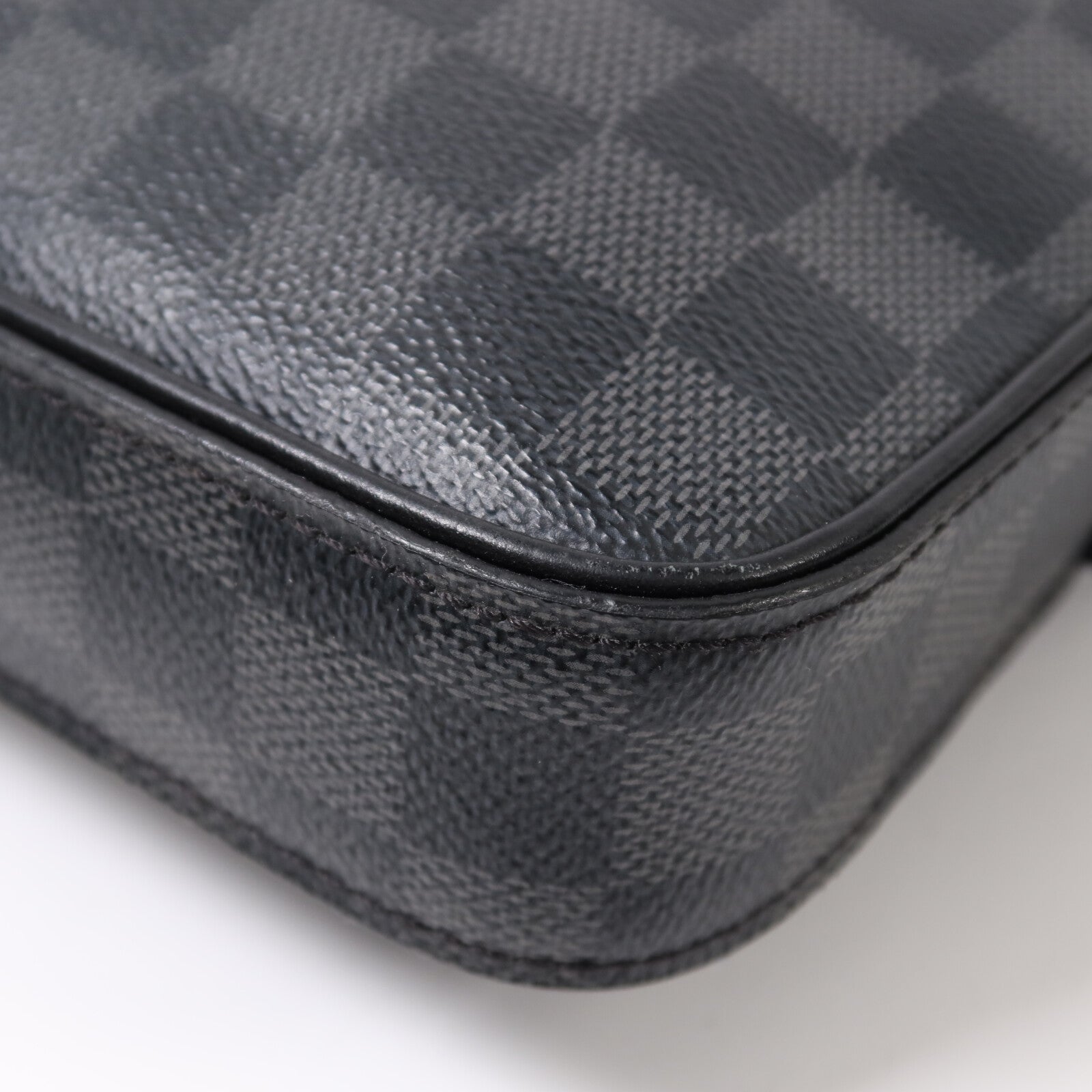 LOUIS VUITTON Damier Graphite Alpha Messenger Bag肩背袋