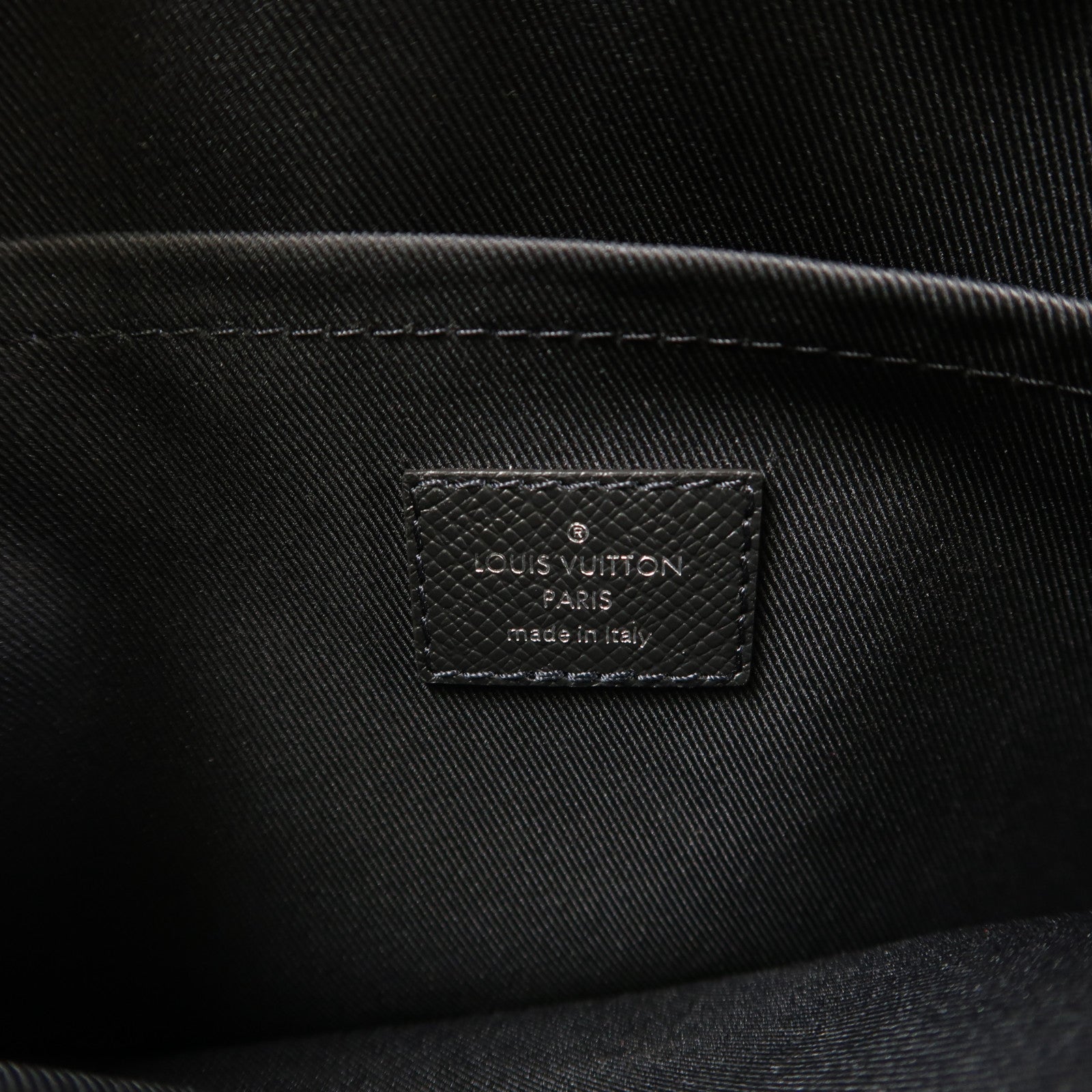 LOUIS VUITTON Monogram Eclipse/Taiga Outdoor Messenger銀扣肩背袋/斜挎包