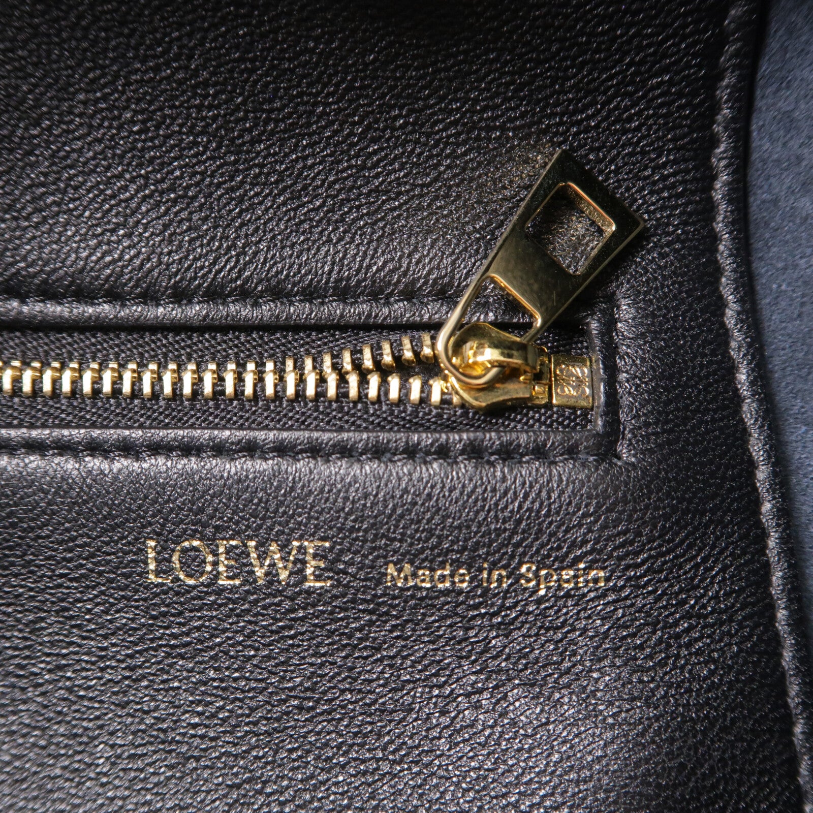 LOEWE 羊皮皮革Squeeze Bag Medium肩背袋