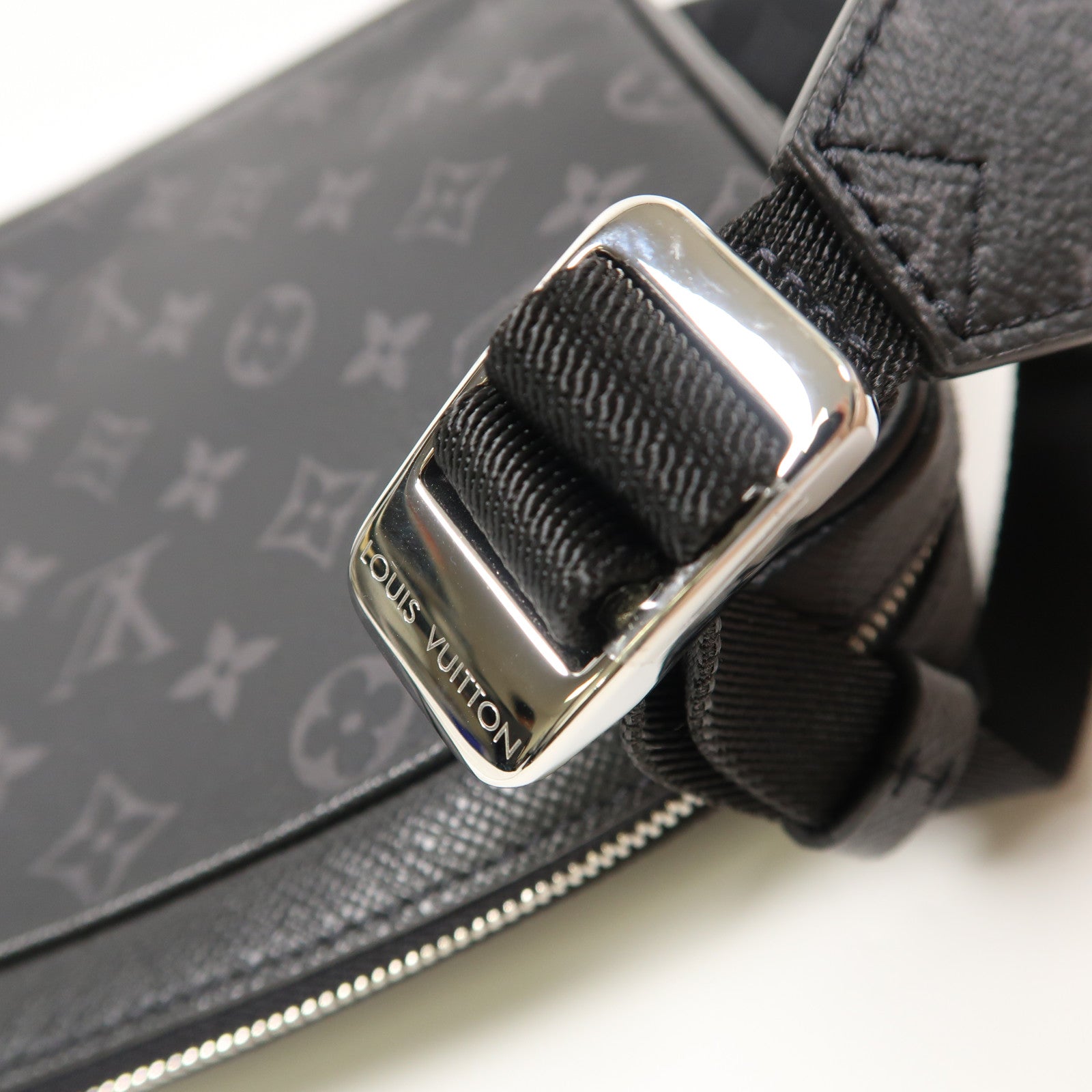 LOUIS VUITTON Monogram Eclipse/Taiga Outdoor Messenger銀扣肩背袋/斜挎包