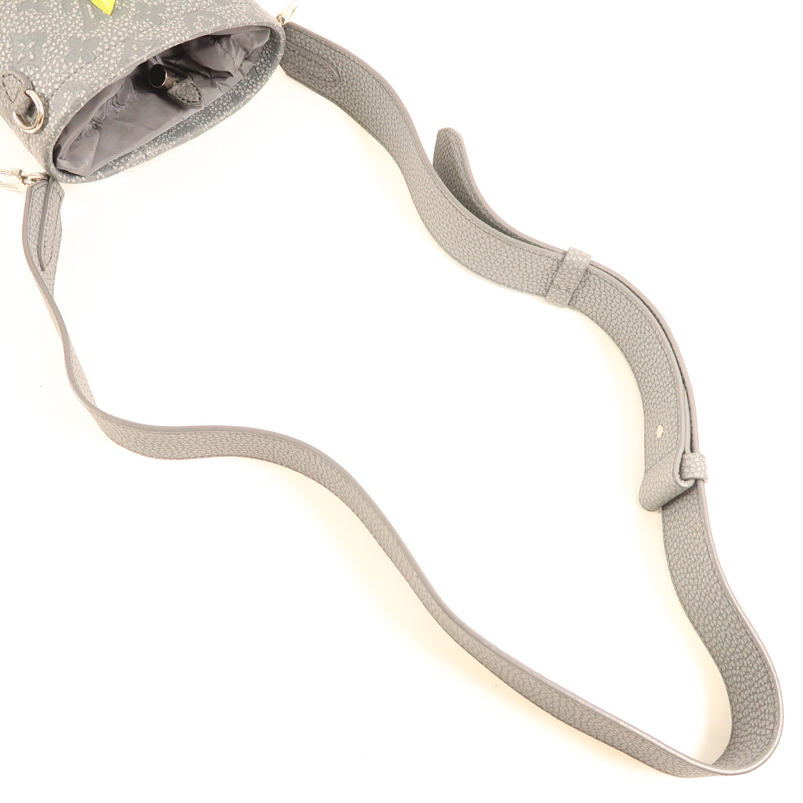 LOUIS VUITTON Taurillon Climbing Chalk Pouch銀扣肩背袋