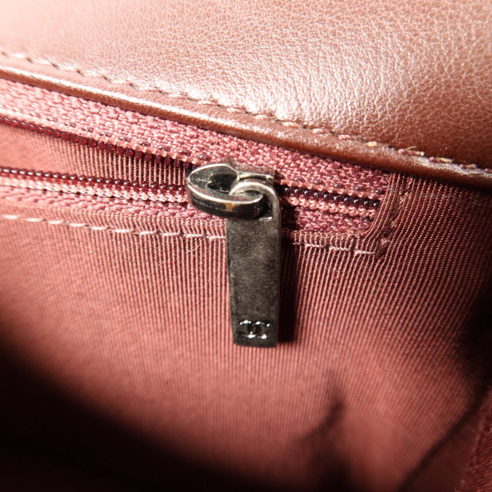 CHANEL 牛皮皮革Boy 28鏈帶肩背袋