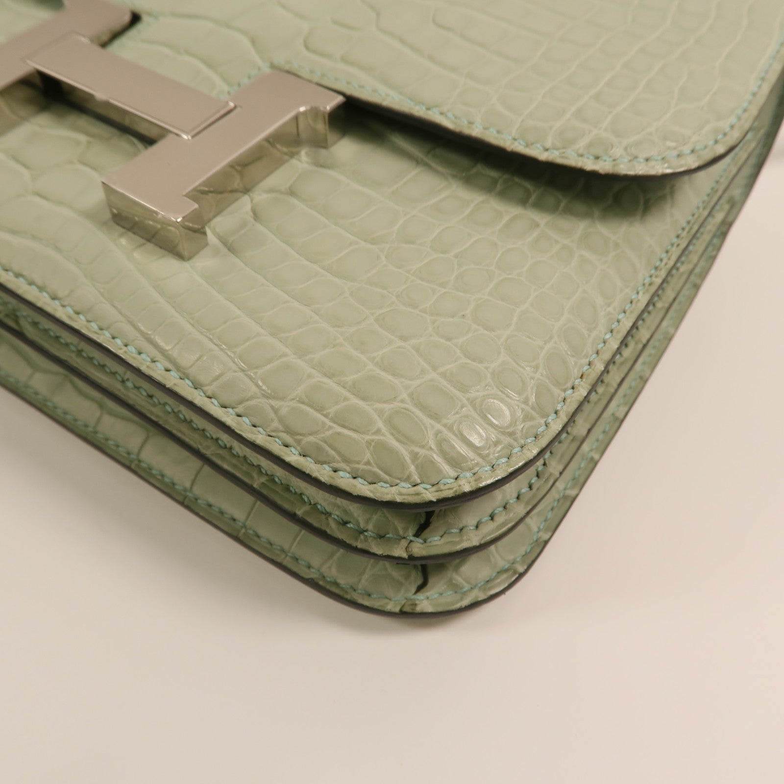 HERMES Alligator Mat皮革Constance Mini銀扣肩背袋Vert d'Eau