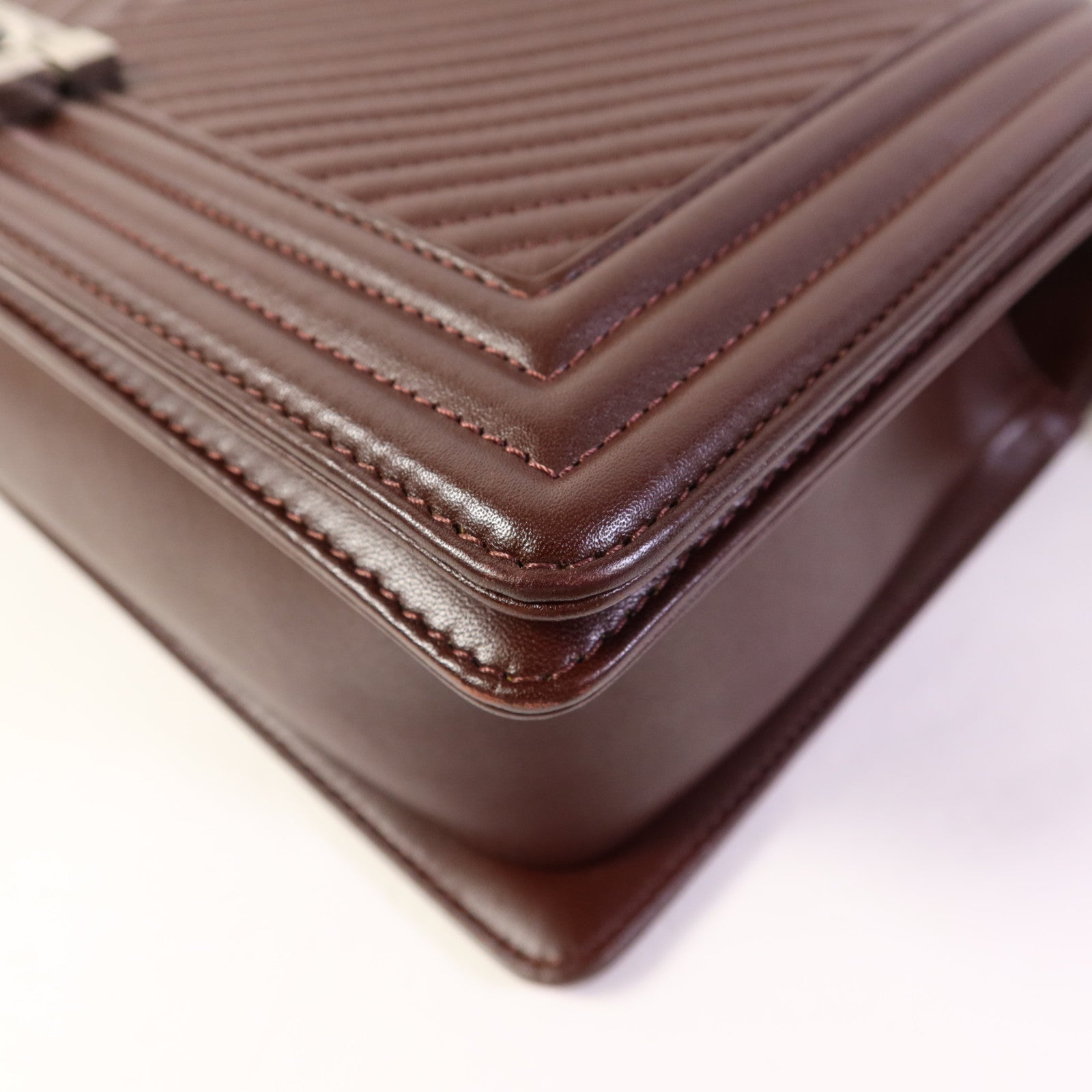 CHANEL 牛皮皮革Boy 28鏈帶肩背袋