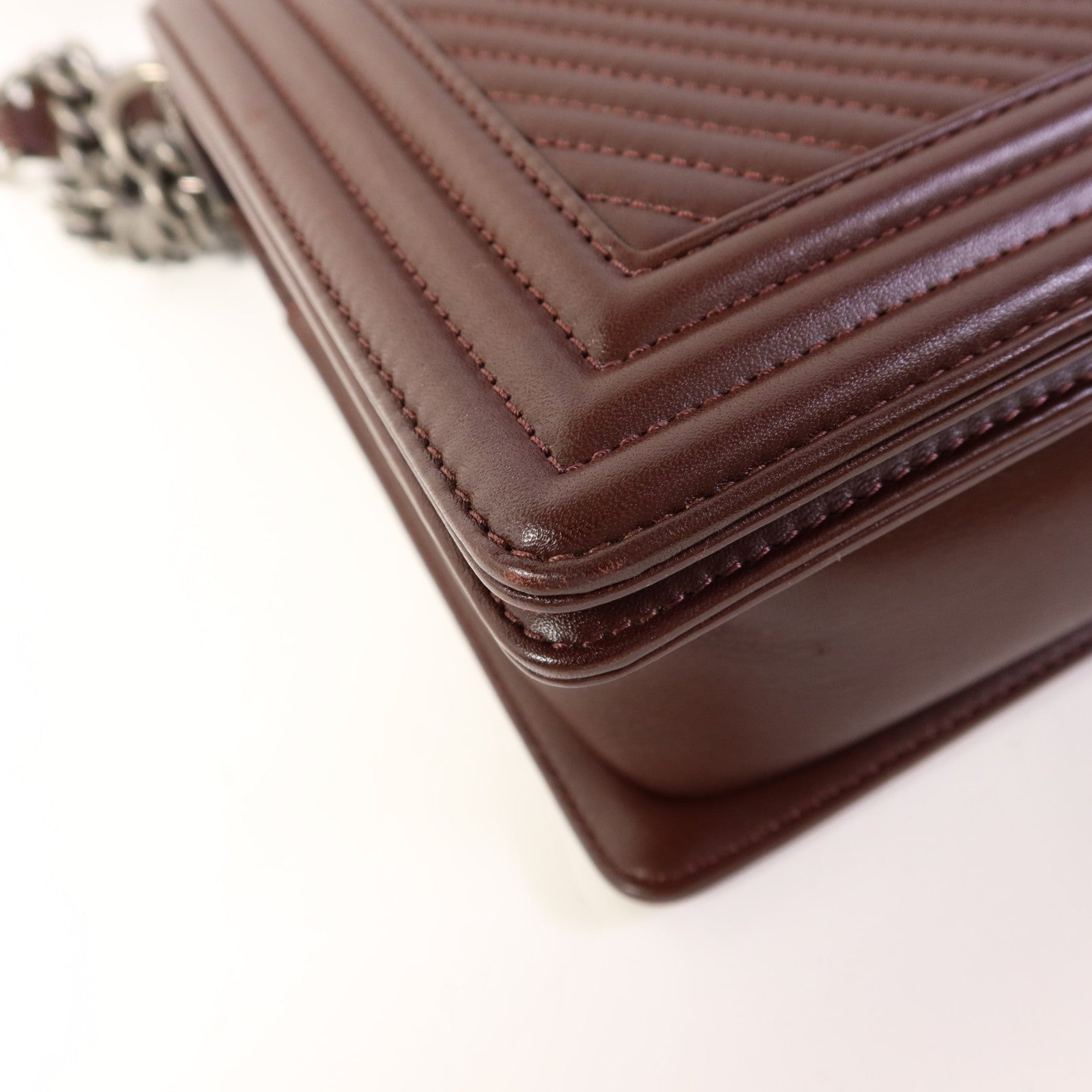 CHANEL 牛皮皮革Boy 28鏈帶肩背袋