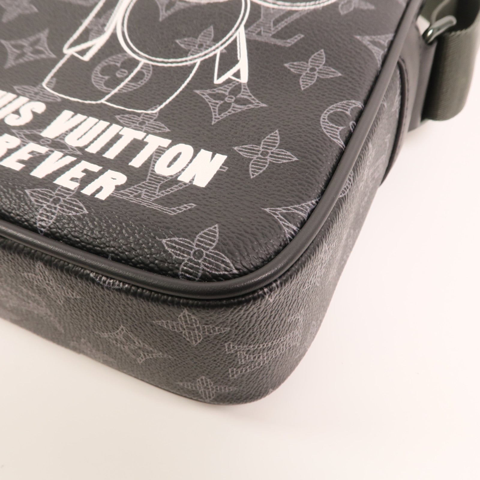 LOUIS VUITTON Monogram Eclipse Vivienne Danube PM肩背袋