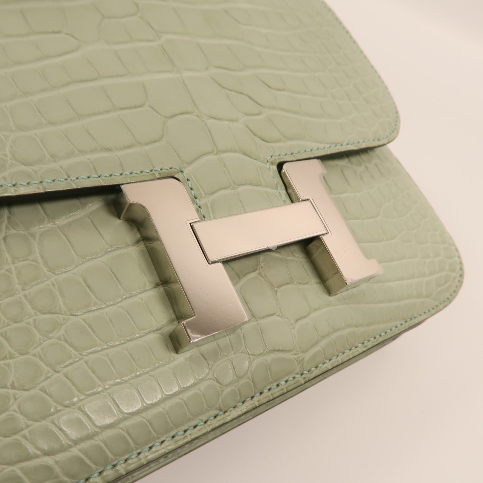 HERMES Alligator Mat皮革Constance Mini銀扣肩背袋Vert d'Eau