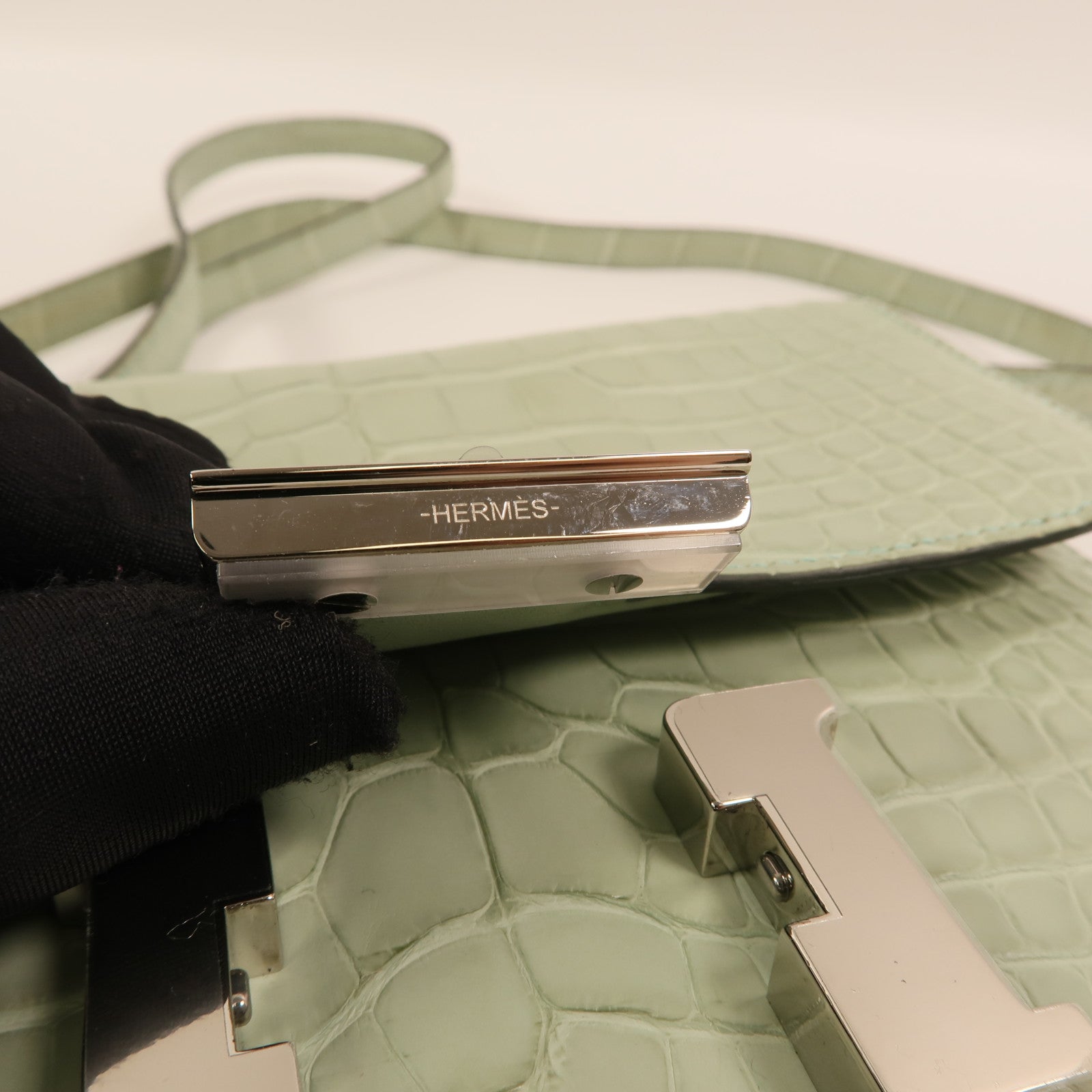 HERMES Alligator Mat皮革Constance Mini銀扣肩背袋Vert d'Eau