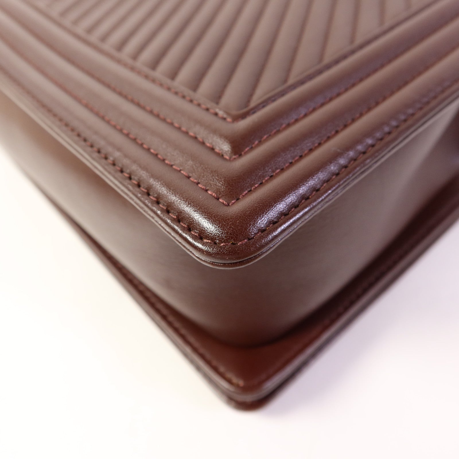 CHANEL 牛皮皮革Boy 28鏈帶肩背袋