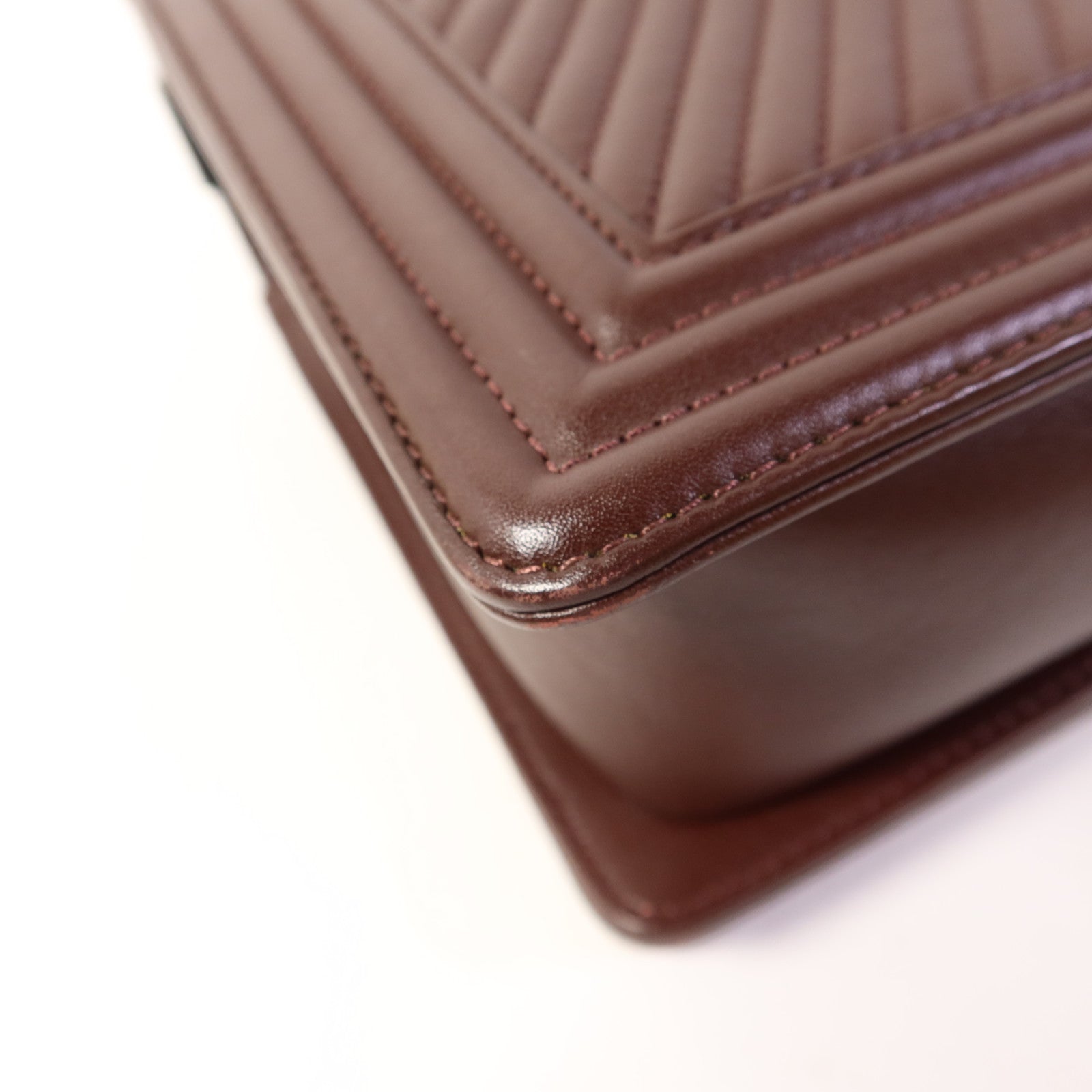 CHANEL 牛皮皮革Boy 28鏈帶肩背袋