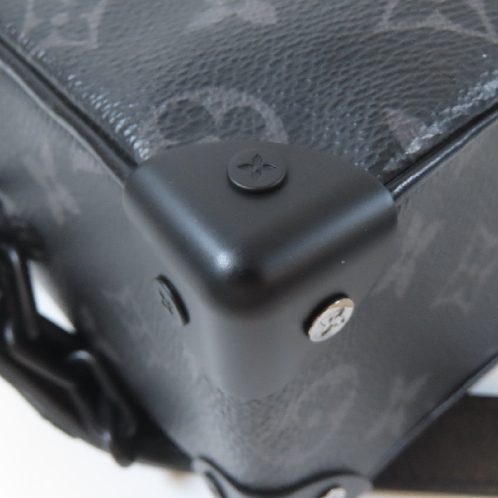 LOUIS VUITTON Monogram Eclipse Soft Trunk黑扣肩背袋黑色