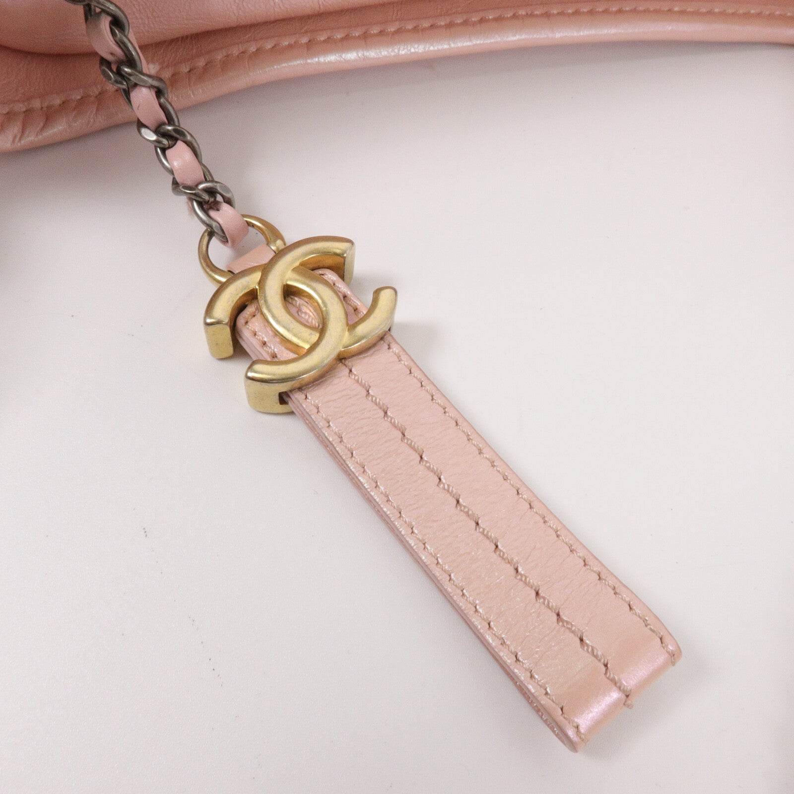 CHANEL 牛皮皮革Gabrielle Small鏈帶肩背袋
