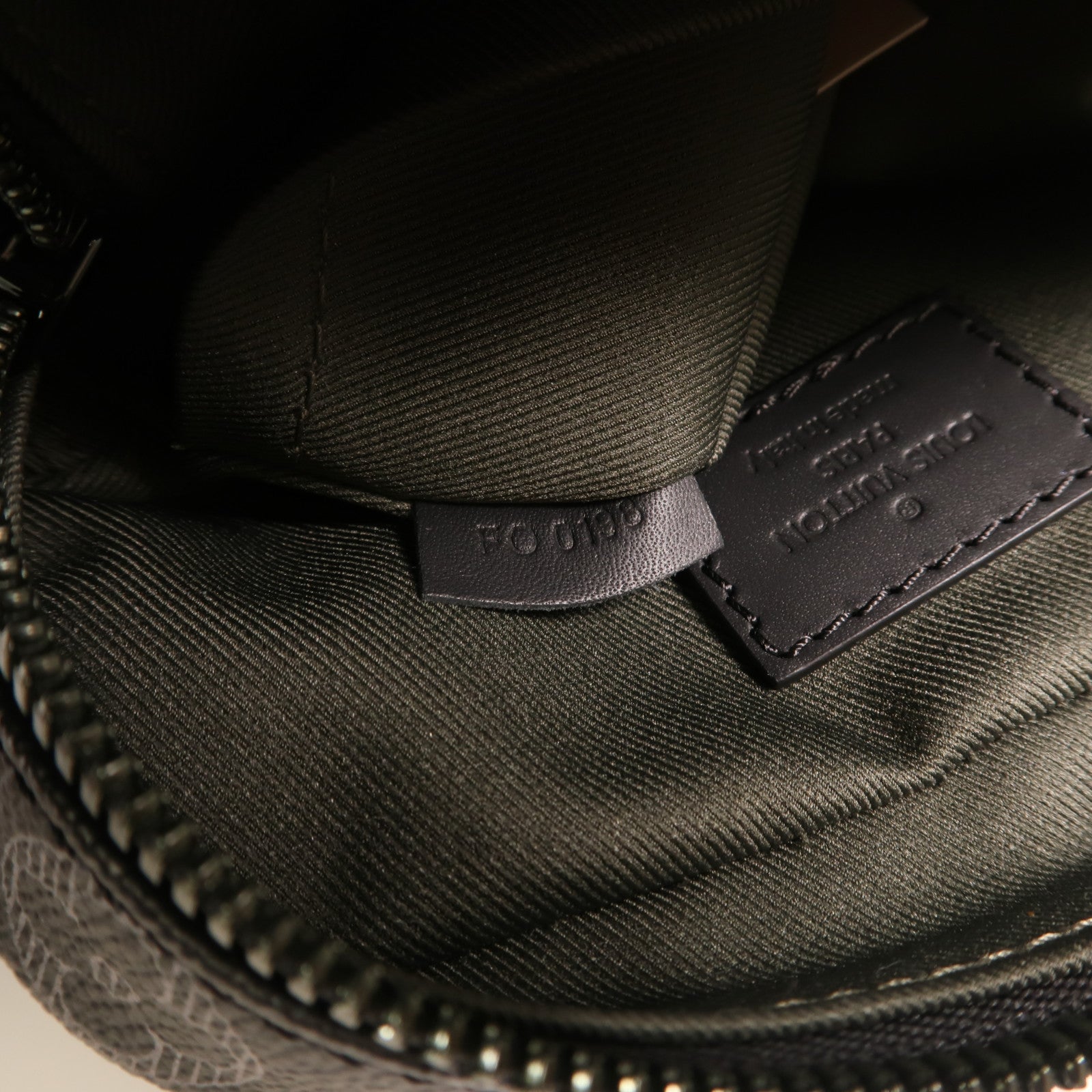LOUIS VUITTON Monogram Eclipse Vivienne Danube PM肩背袋