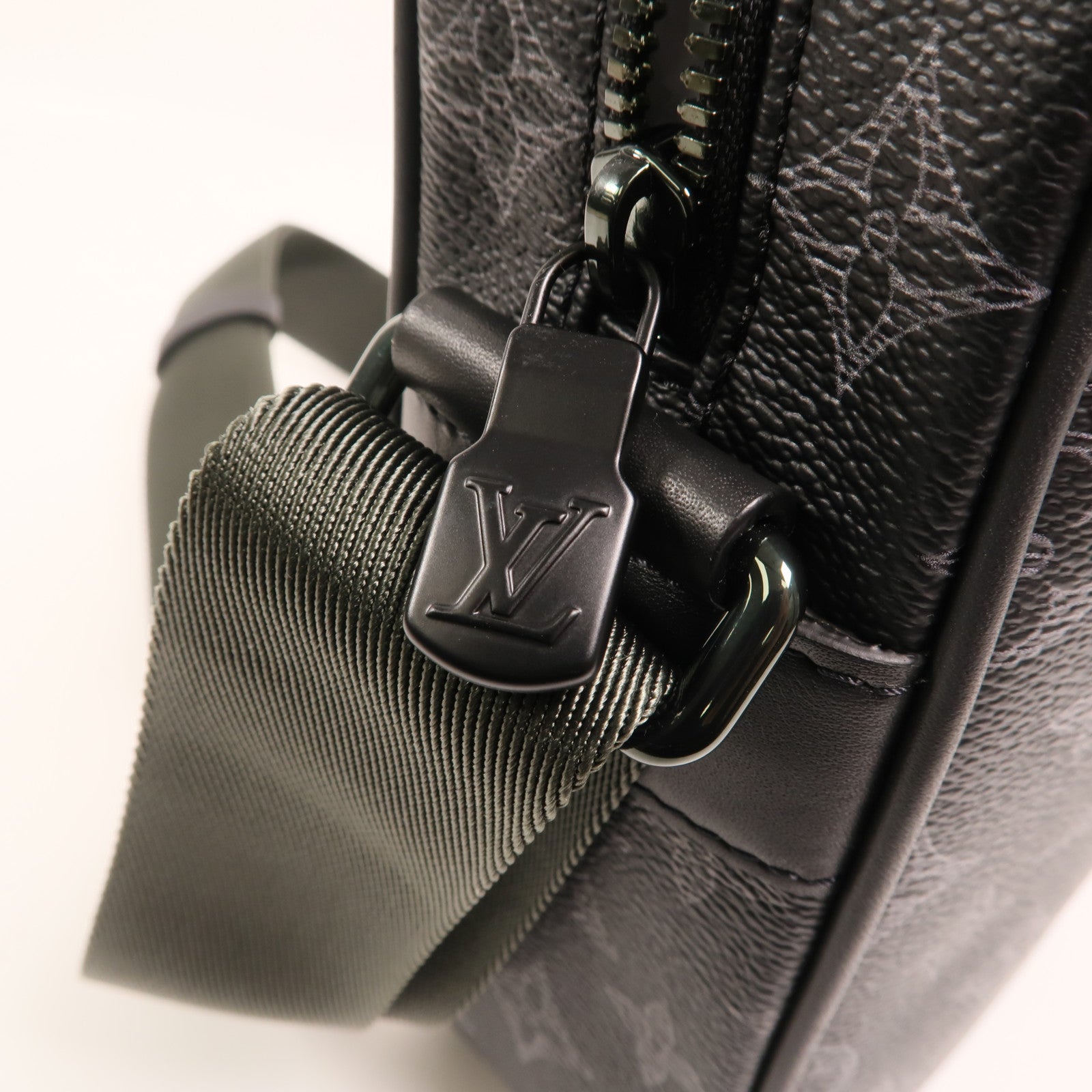 LOUIS VUITTON Monogram Eclipse Vivienne Danube PM肩背袋