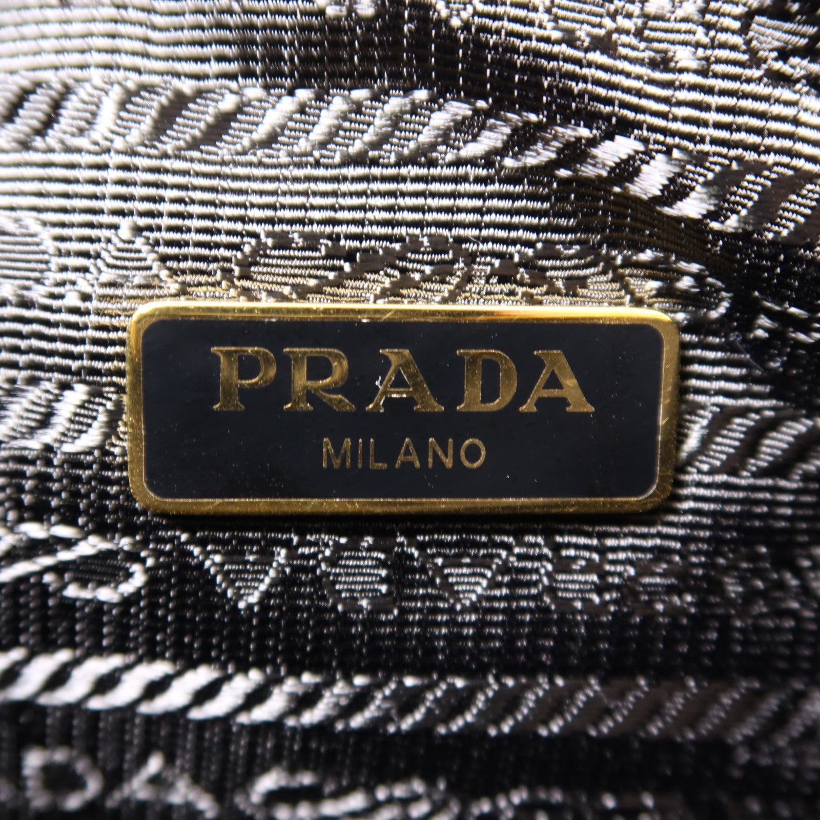 PRADA 【激減優惠】Saffiano皮革Re-Edition 2005金扣肩背袋