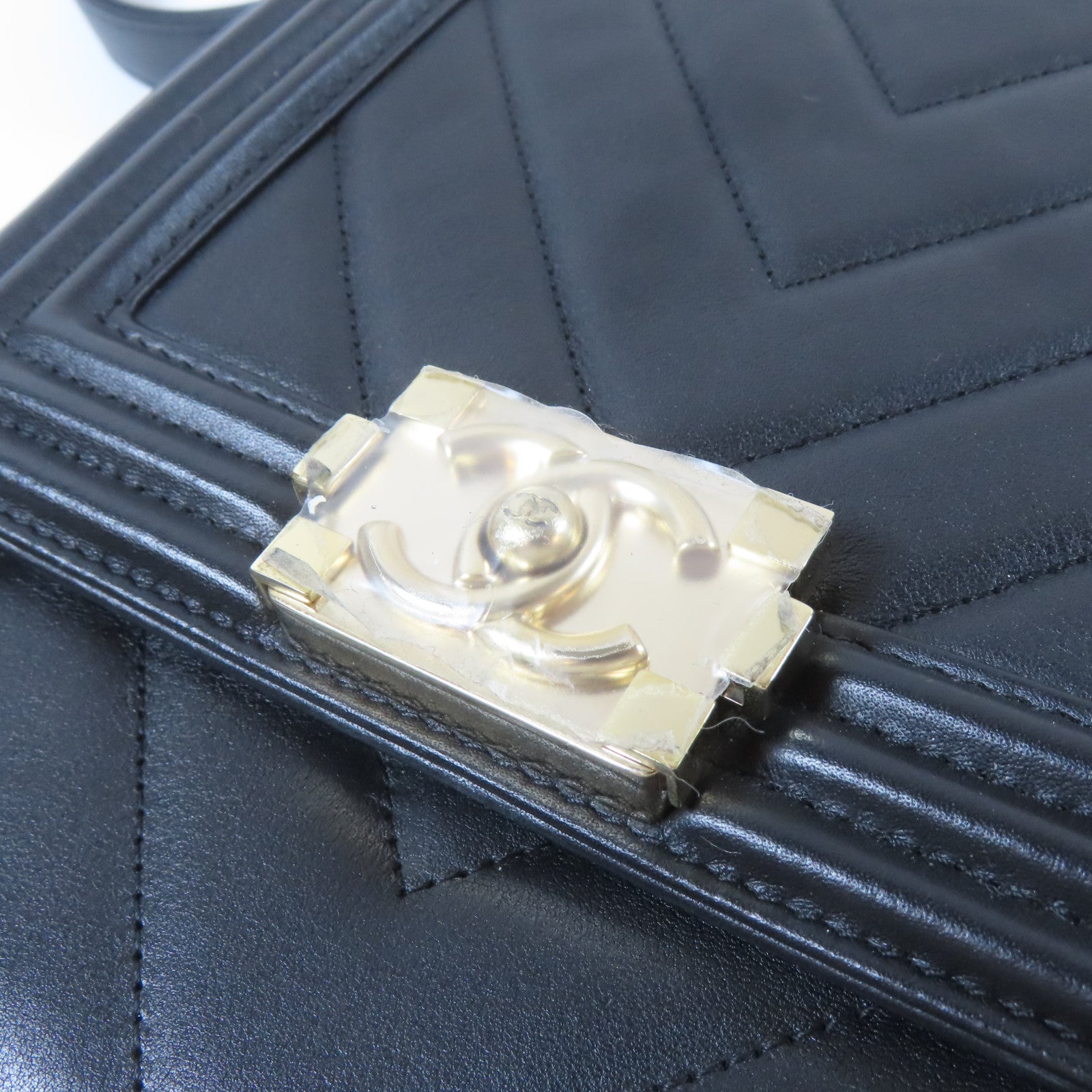 CHANEL 斜紋牛皮皮革Boy Chanel金扣鏈帶肩背袋黑色
