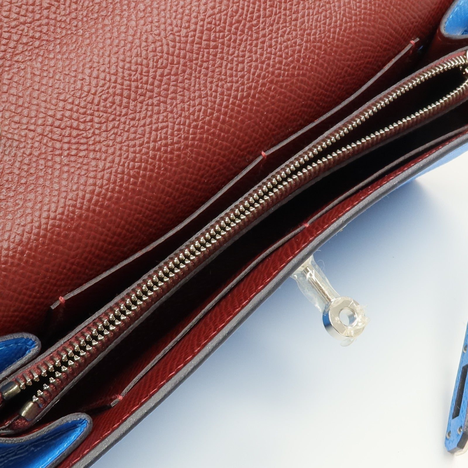HERMES Epsom皮革Kelly To Go銀扣肩背袋Bleu Frida/Rouge Sellier