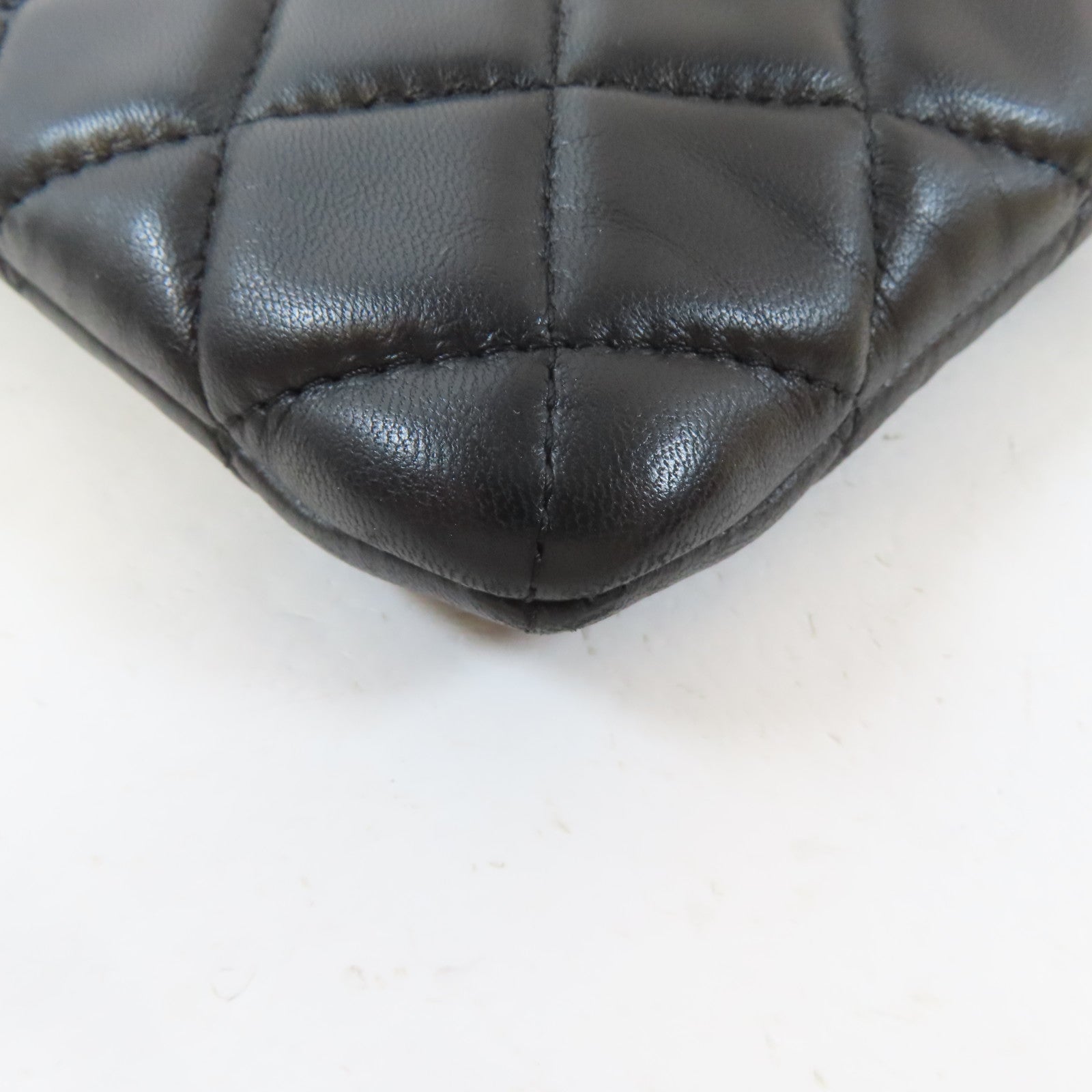 CHANEL 菱格羊皮皮革Pouch金扣小袋黑色