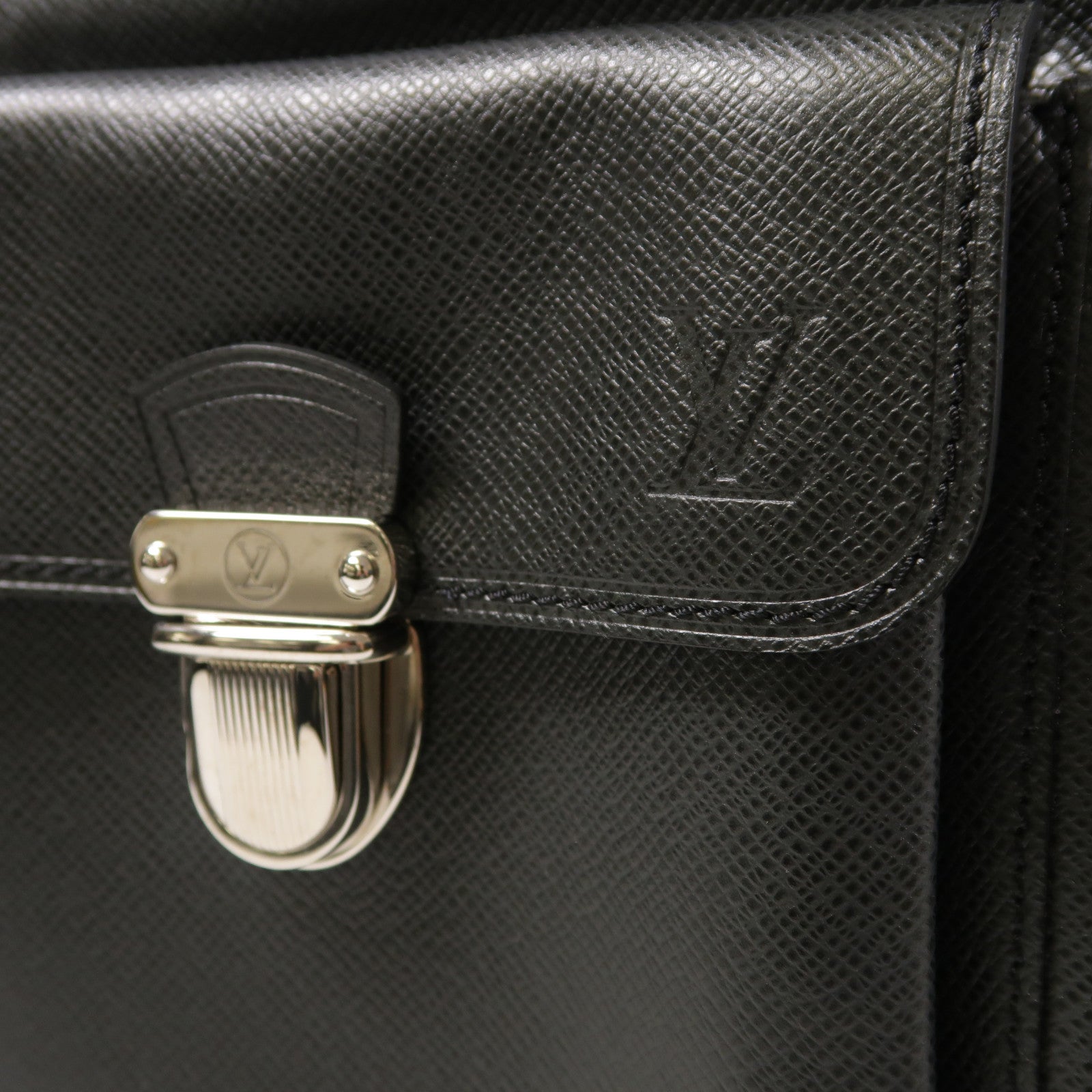 LOUIS VUITTON Taiga Ivan Travel Bag銀扣手挽袋