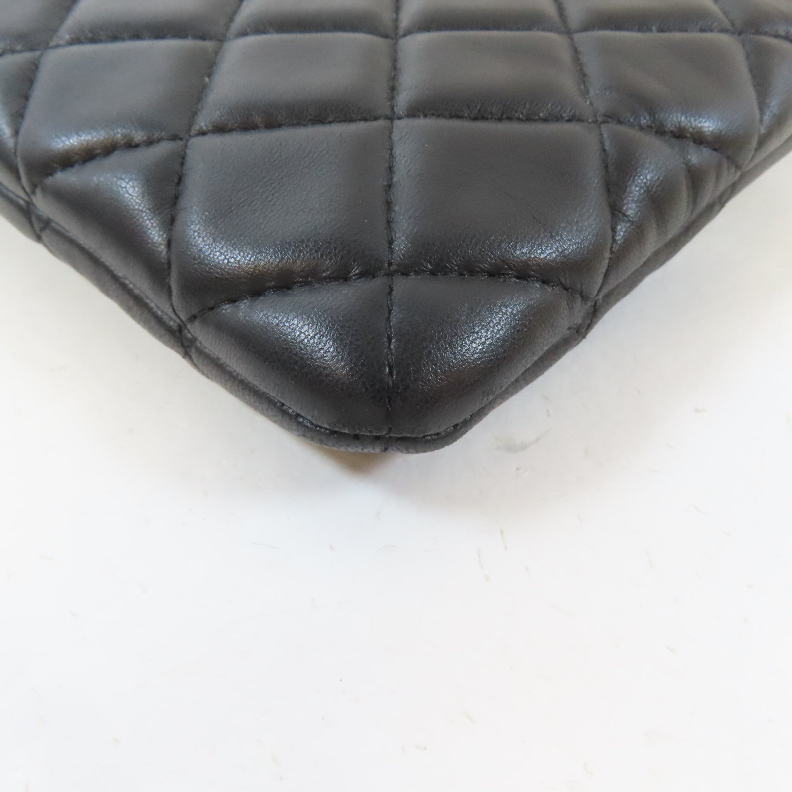 CHANEL 菱格羊皮皮革Pouch金扣小袋黑色