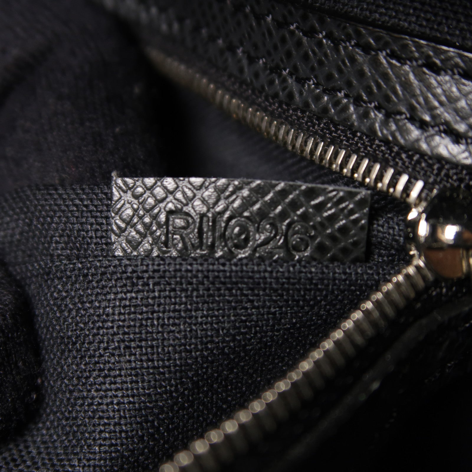LOUIS VUITTON Taiga Ivan Travel Bag銀扣手挽袋