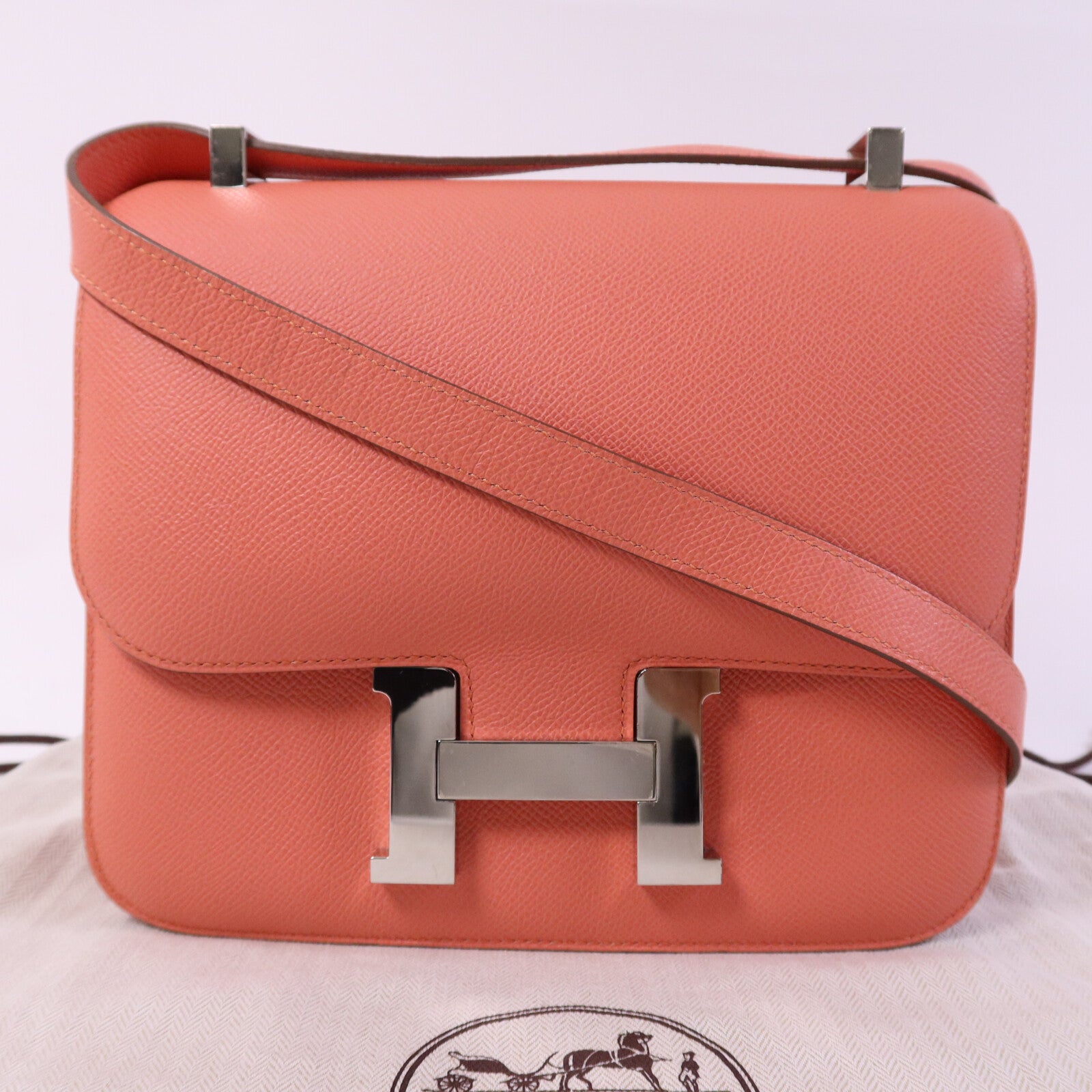 HERMES Epsom皮革Constance 24銀扣肩背袋Flamingo