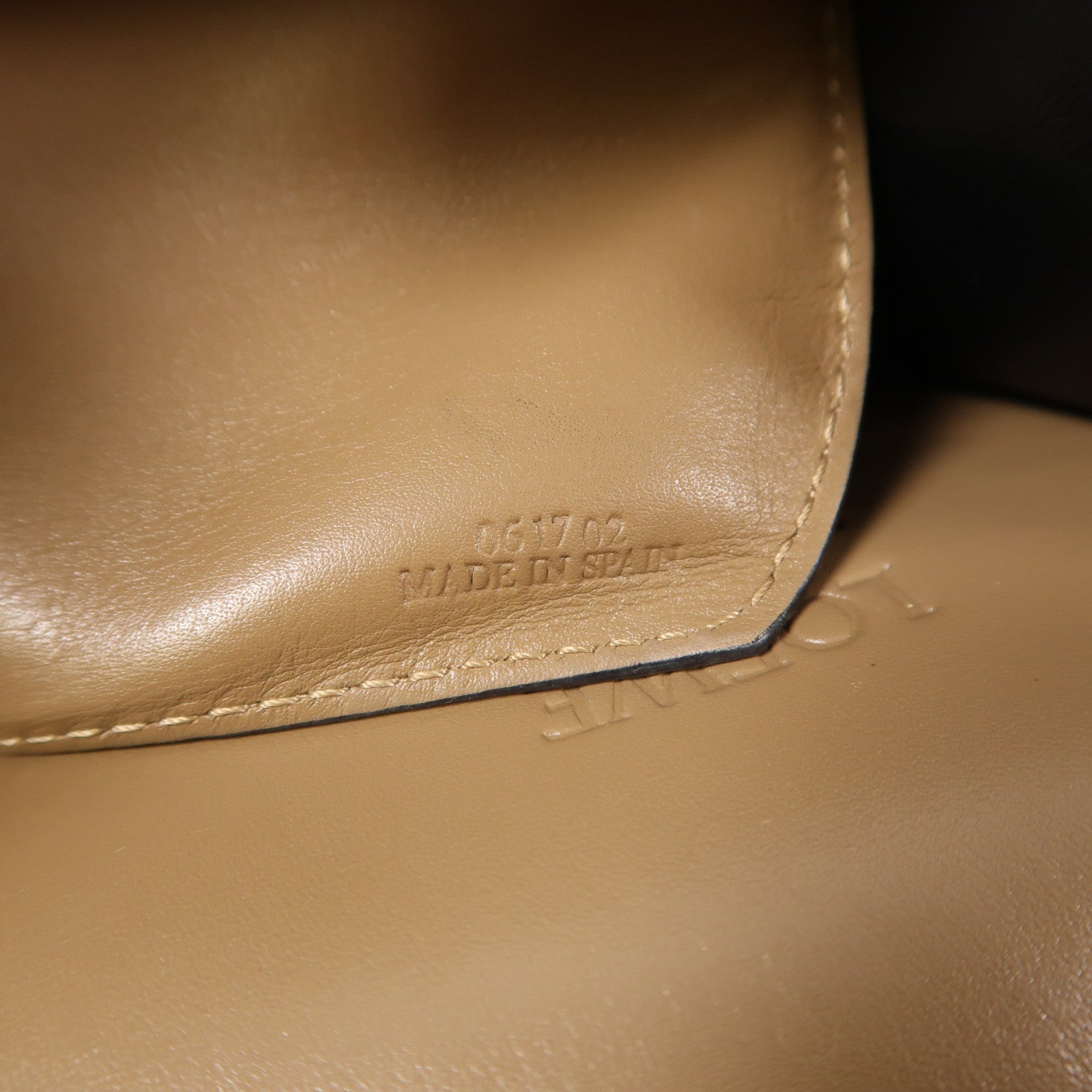 LOEWE 牛皮皮革Barcelona Bag金扣肩背袋