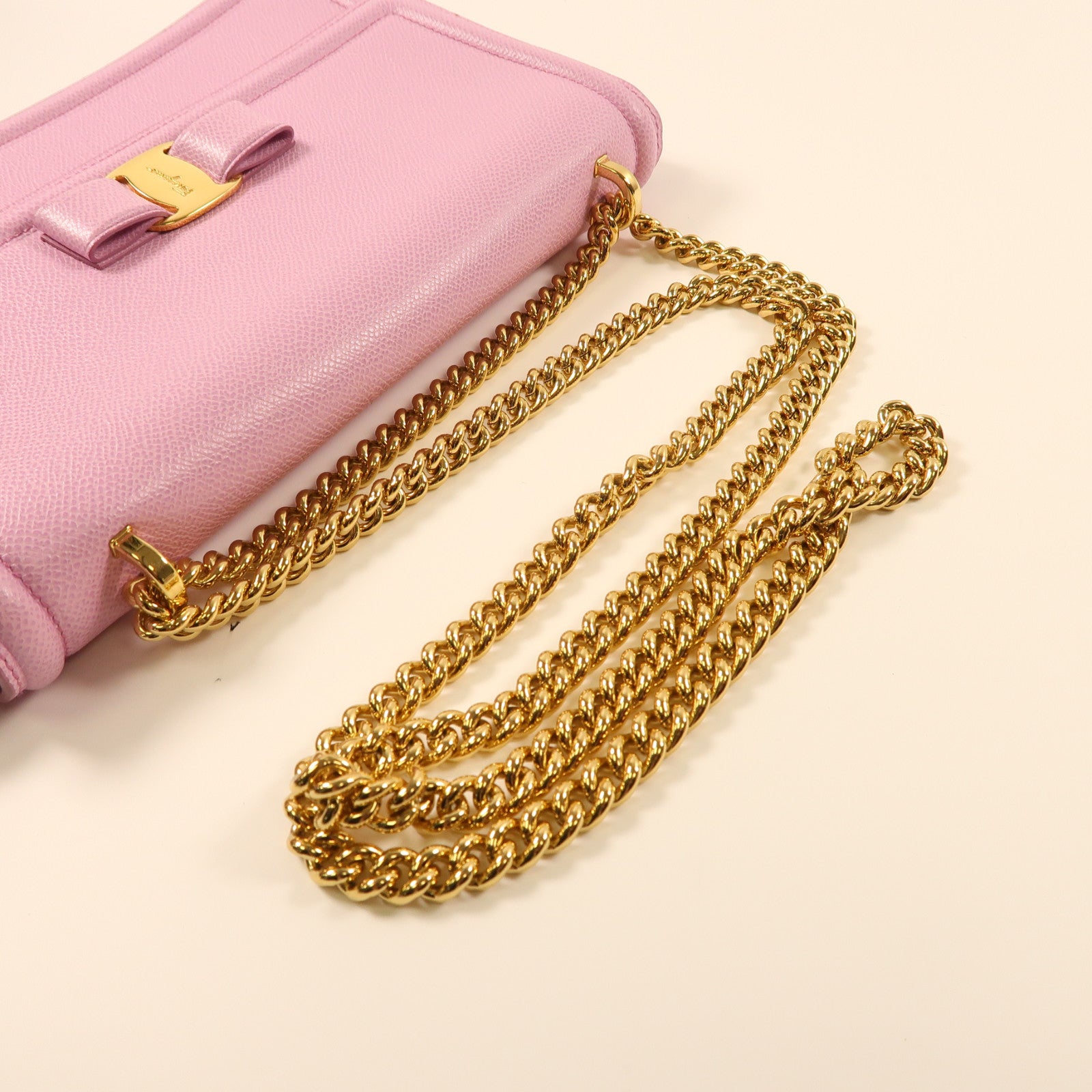 Salvatore Ferragamo 牛皮皮革Shoulder Bag金扣鏈帶肩背袋淺紫色