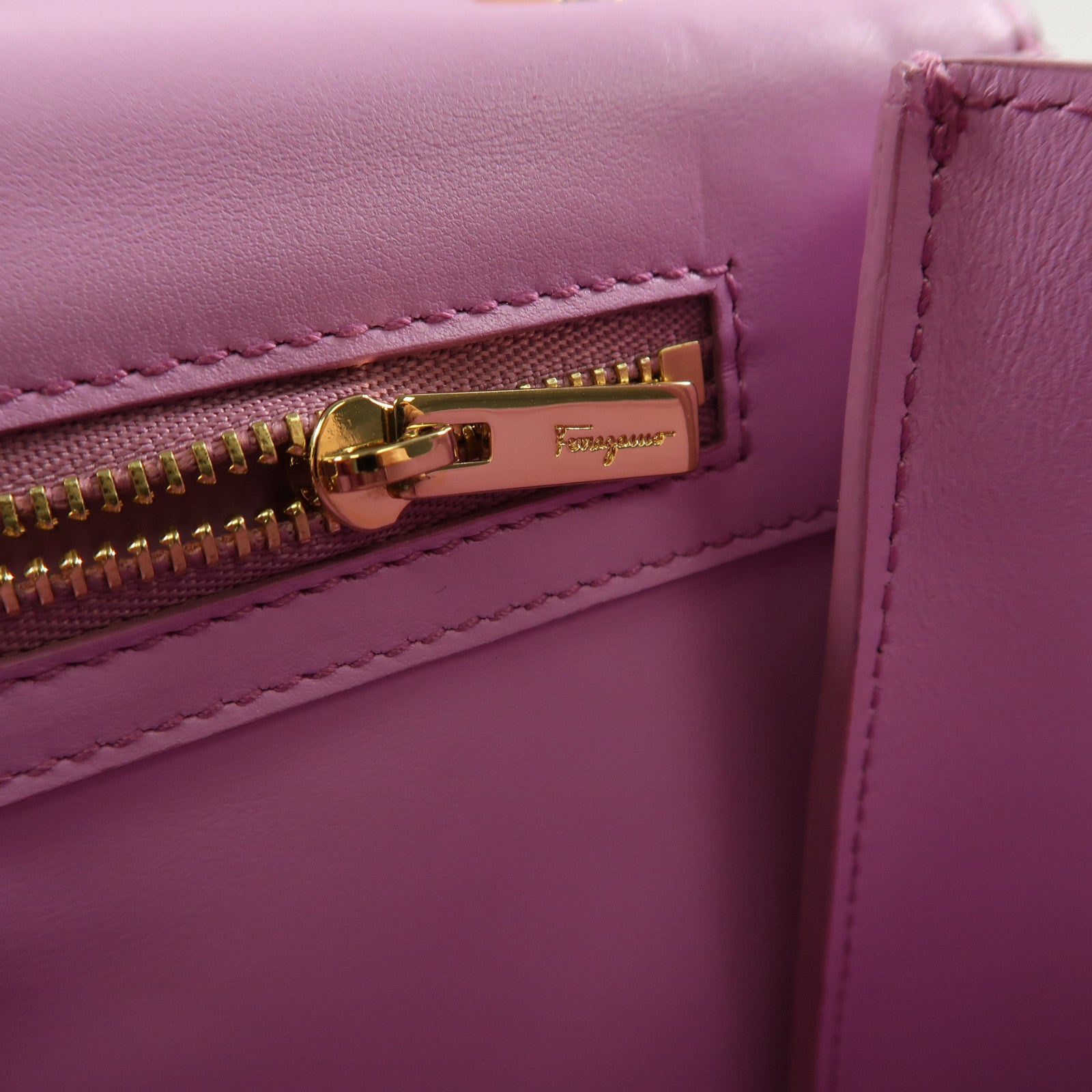 Salvatore Ferragamo 牛皮皮革Shoulder Bag金扣鏈帶肩背袋淺紫色