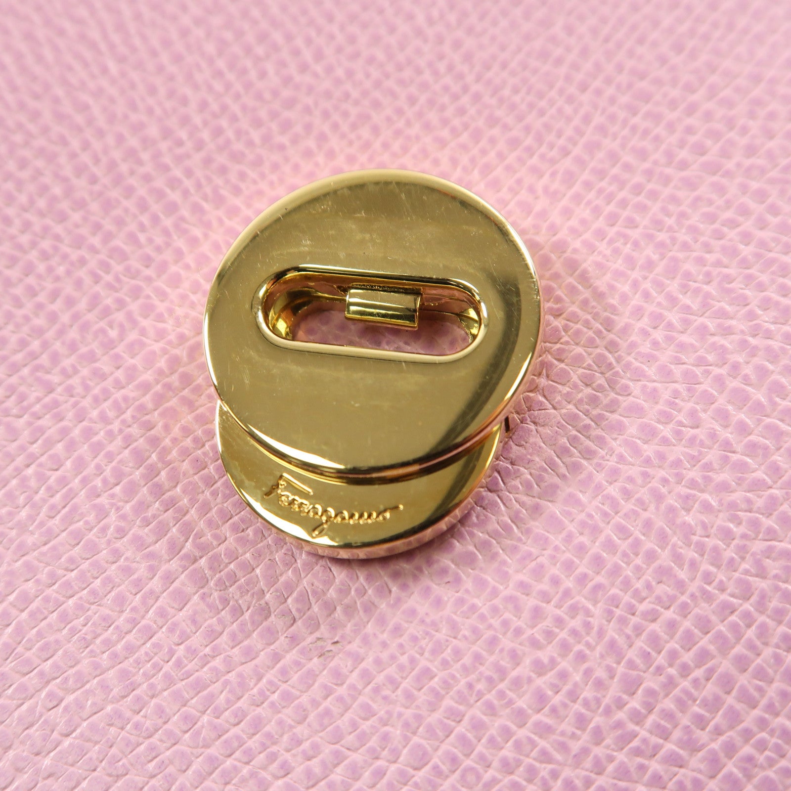 Salvatore Ferragamo 牛皮皮革Shoulder Bag金扣鏈帶肩背袋淺紫色