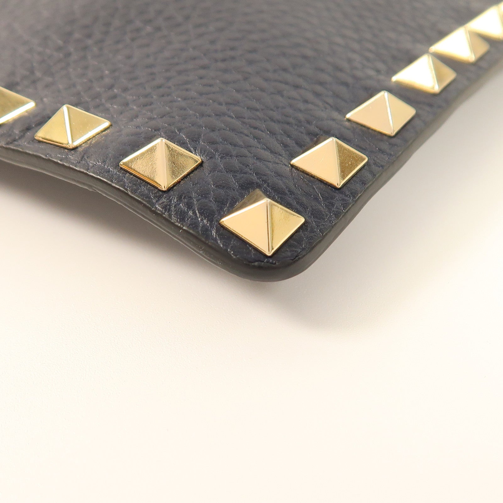 Valentino 牛皮皮革Garavani Rockstud Clutch金扣手拿包