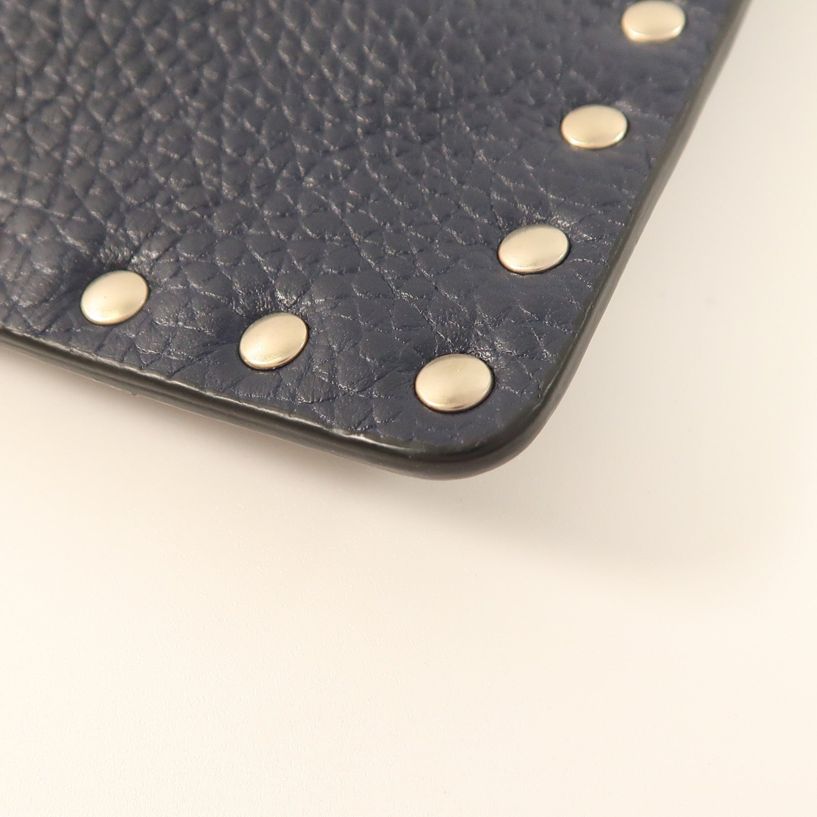 Valentino 牛皮皮革Garavani Rockstud Clutch金扣手拿包