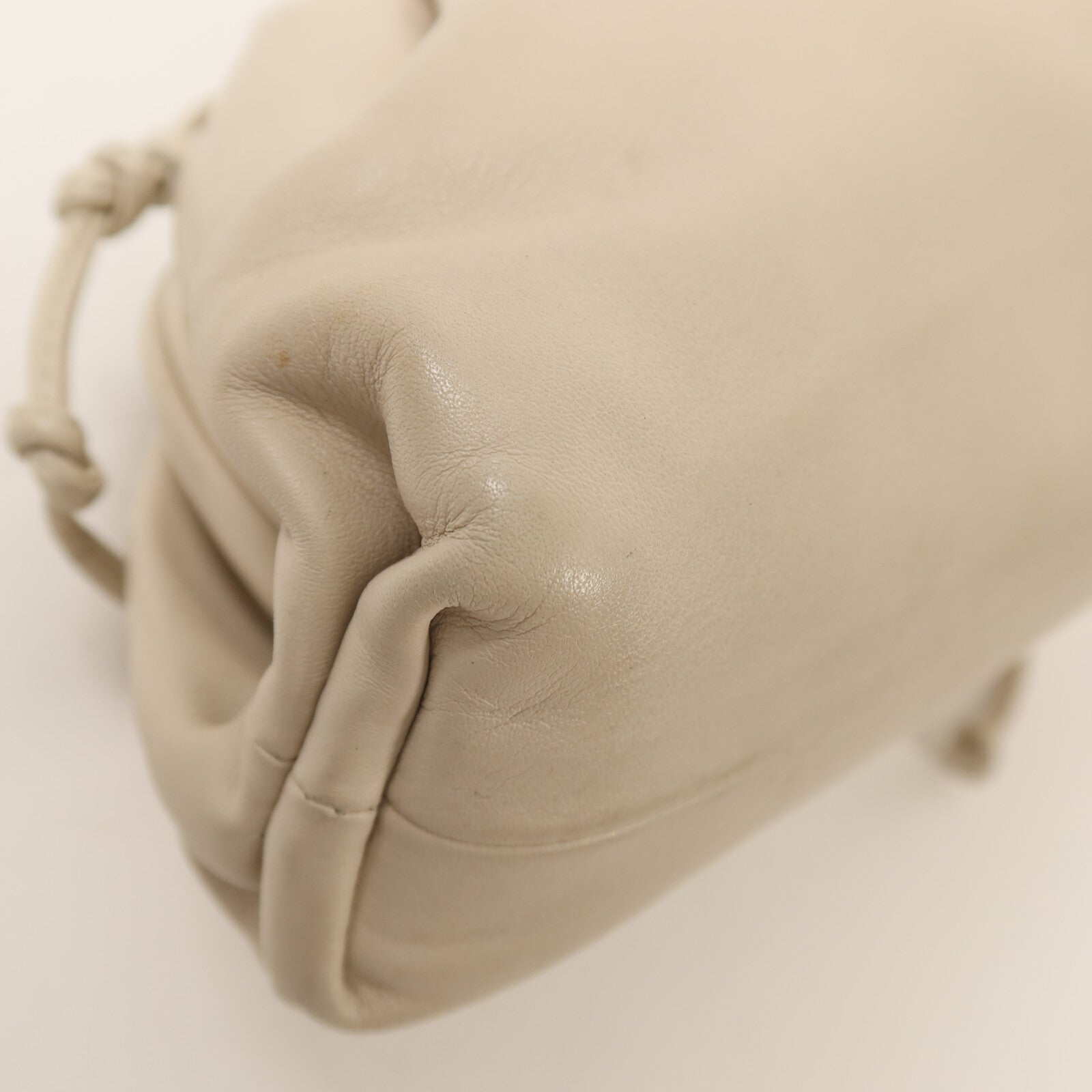 BOTTEGA VENETA 牛皮皮革The Mini Pouch金扣肩背袋