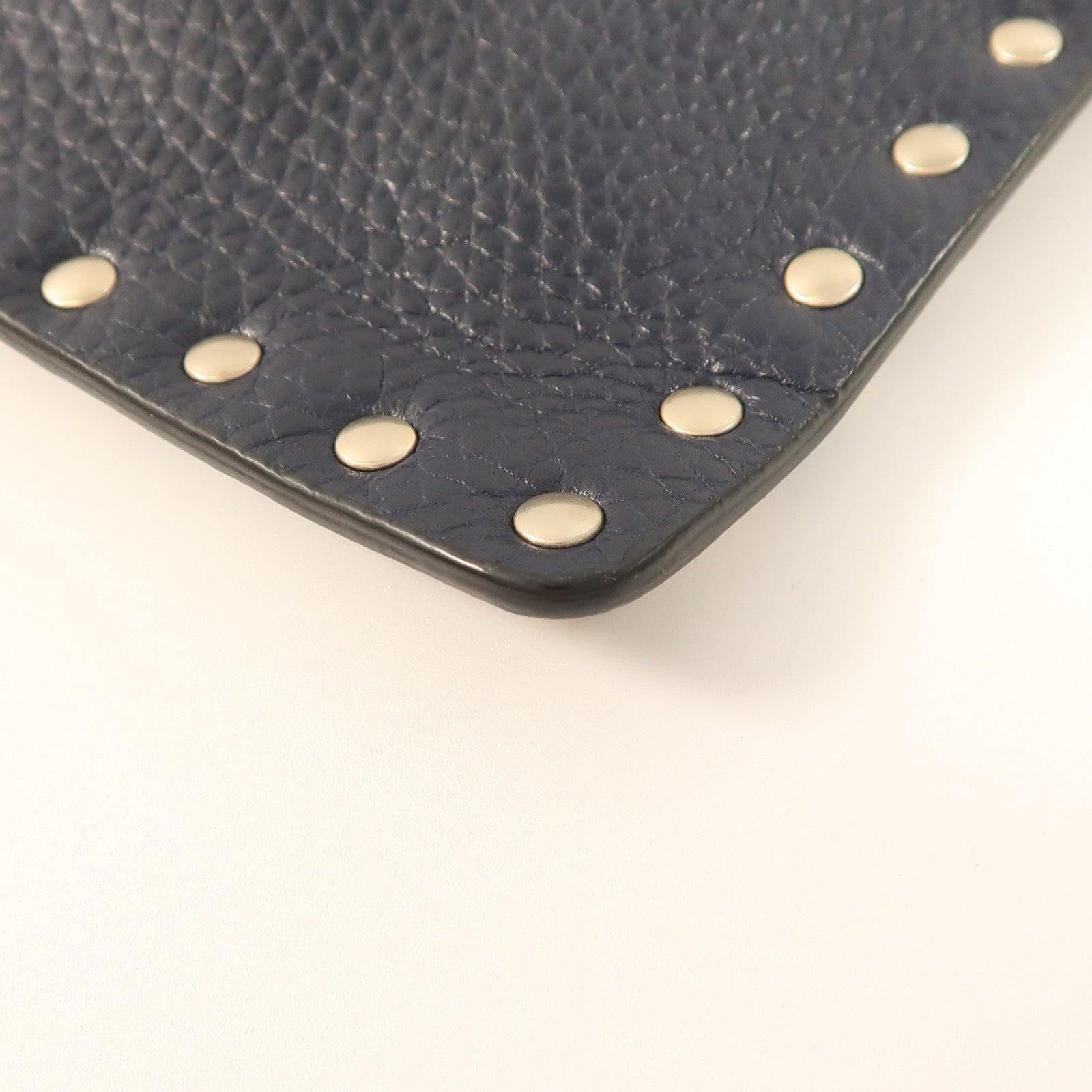 Valentino 牛皮皮革Garavani Rockstud Clutch金扣手拿包