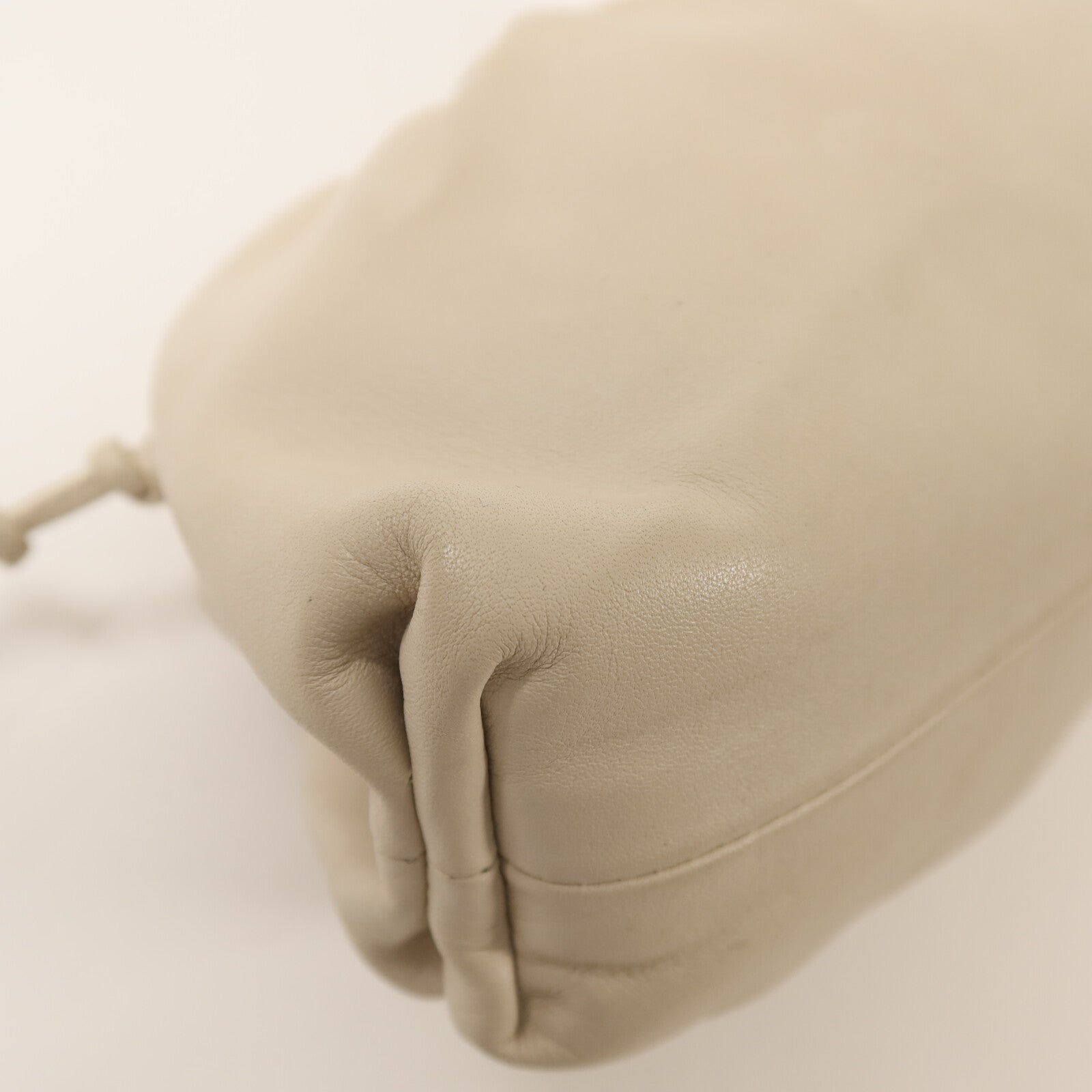 BOTTEGA VENETA 牛皮皮革The Mini Pouch金扣肩背袋