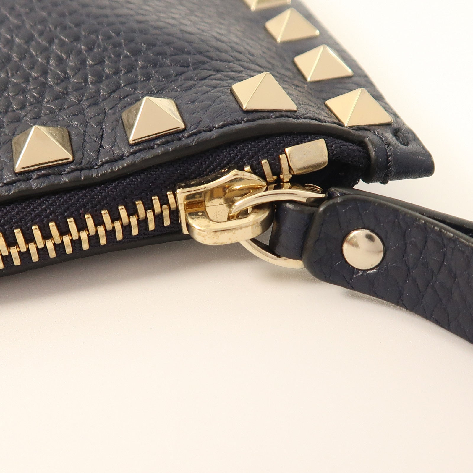 Valentino 牛皮皮革Garavani Rockstud Clutch金扣手拿包