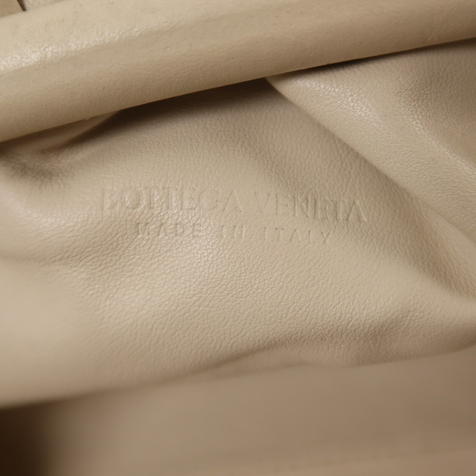 BOTTEGA VENETA 牛皮皮革The Mini Pouch金扣肩背袋