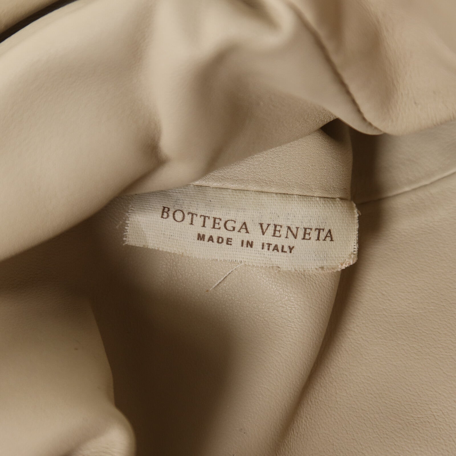 BOTTEGA VENETA 牛皮皮革The Mini Pouch金扣肩背袋