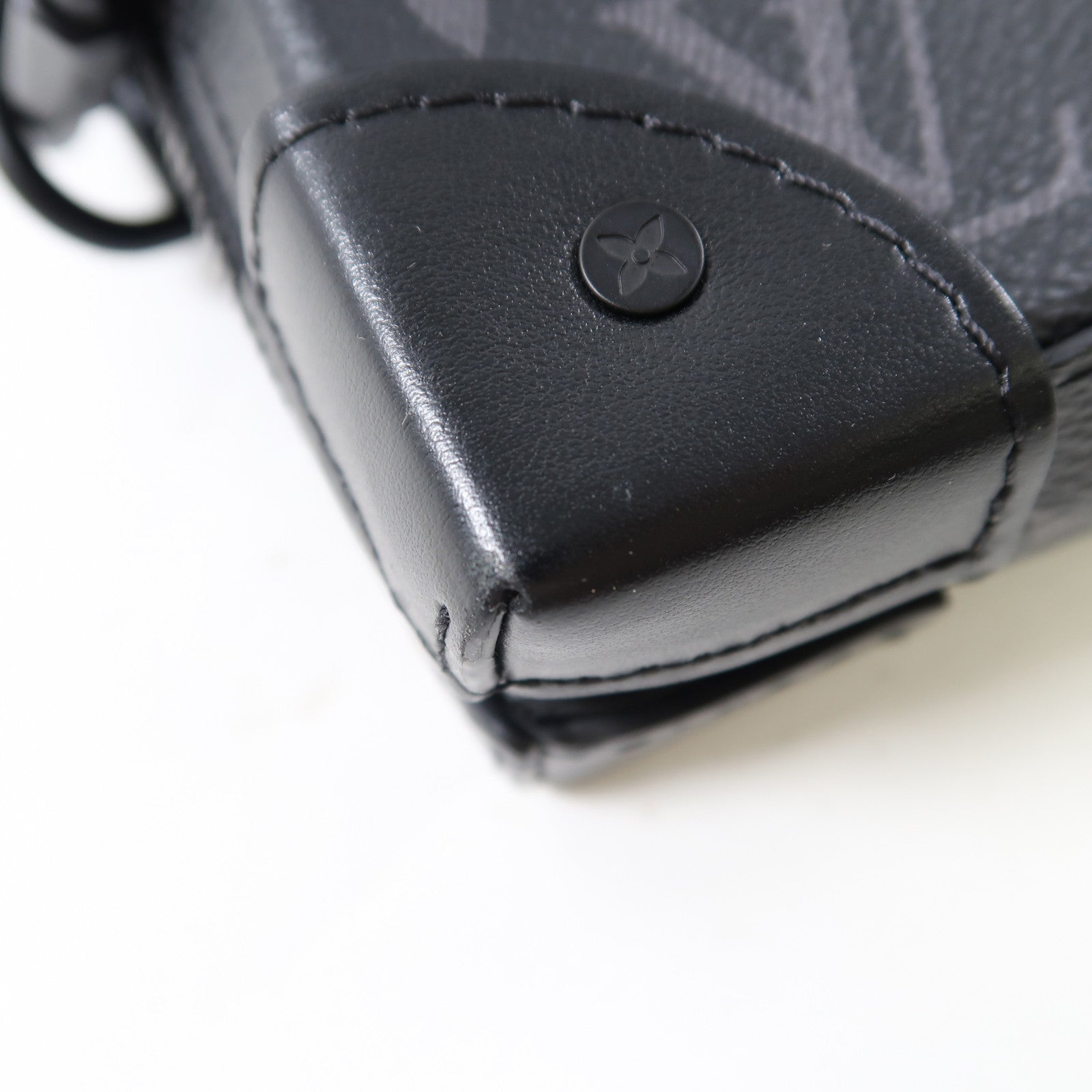 LOUIS VUITTON Monogram Eclipse Soft Trunk Wallet肩背袋黑色