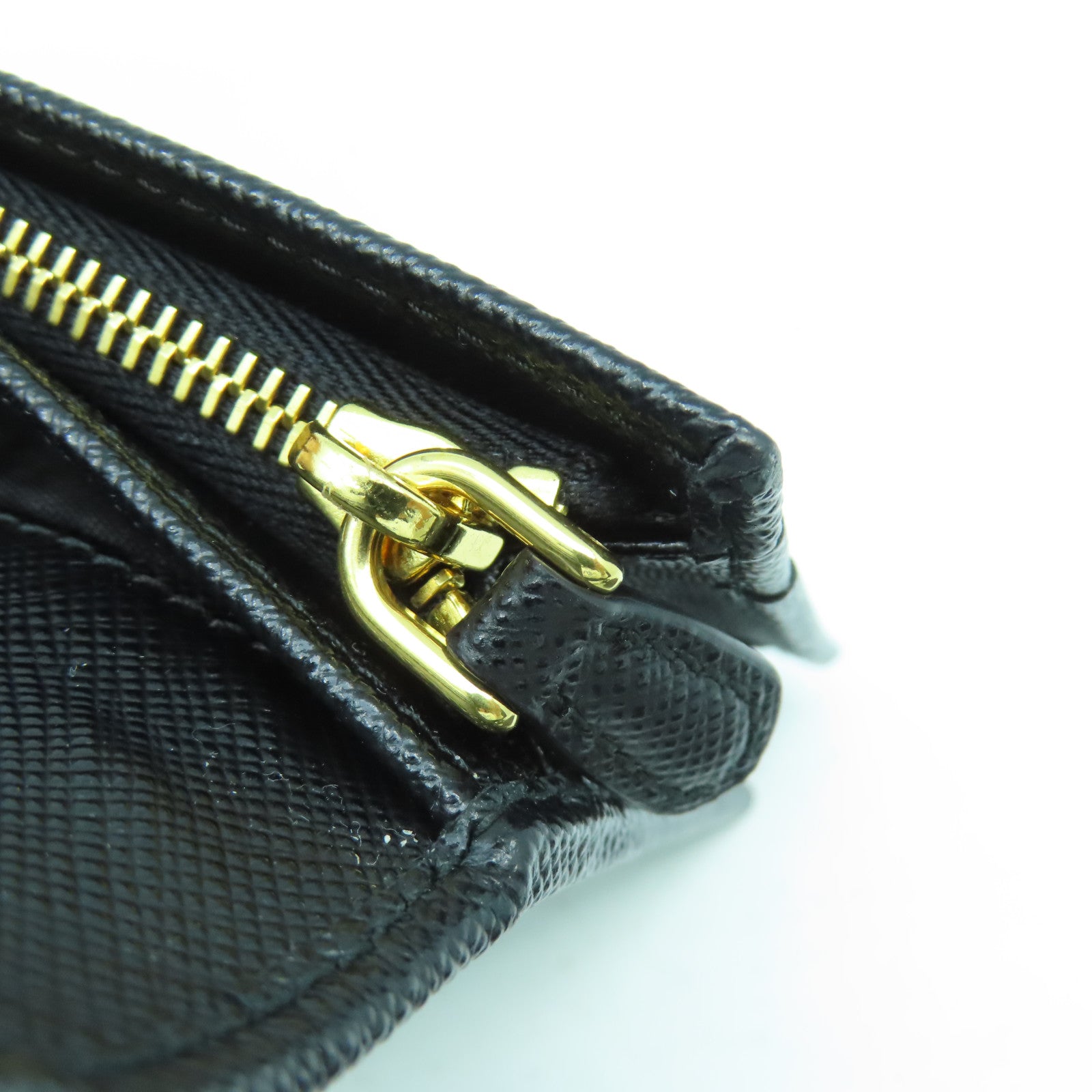 PRADA Saffiano皮革Fold Wallet金扣錢包黑色