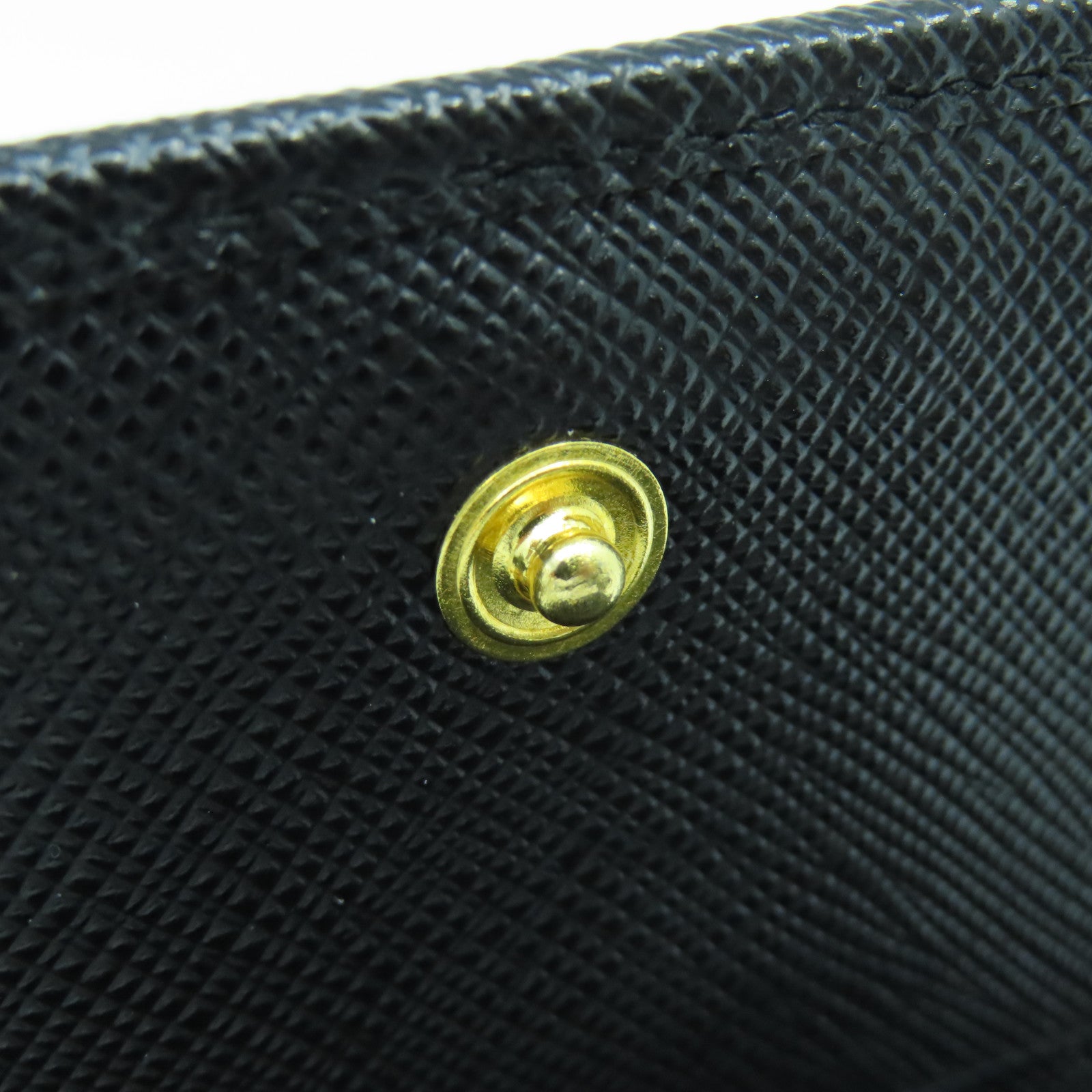 PRADA Saffiano皮革Fold Wallet金扣錢包黑色