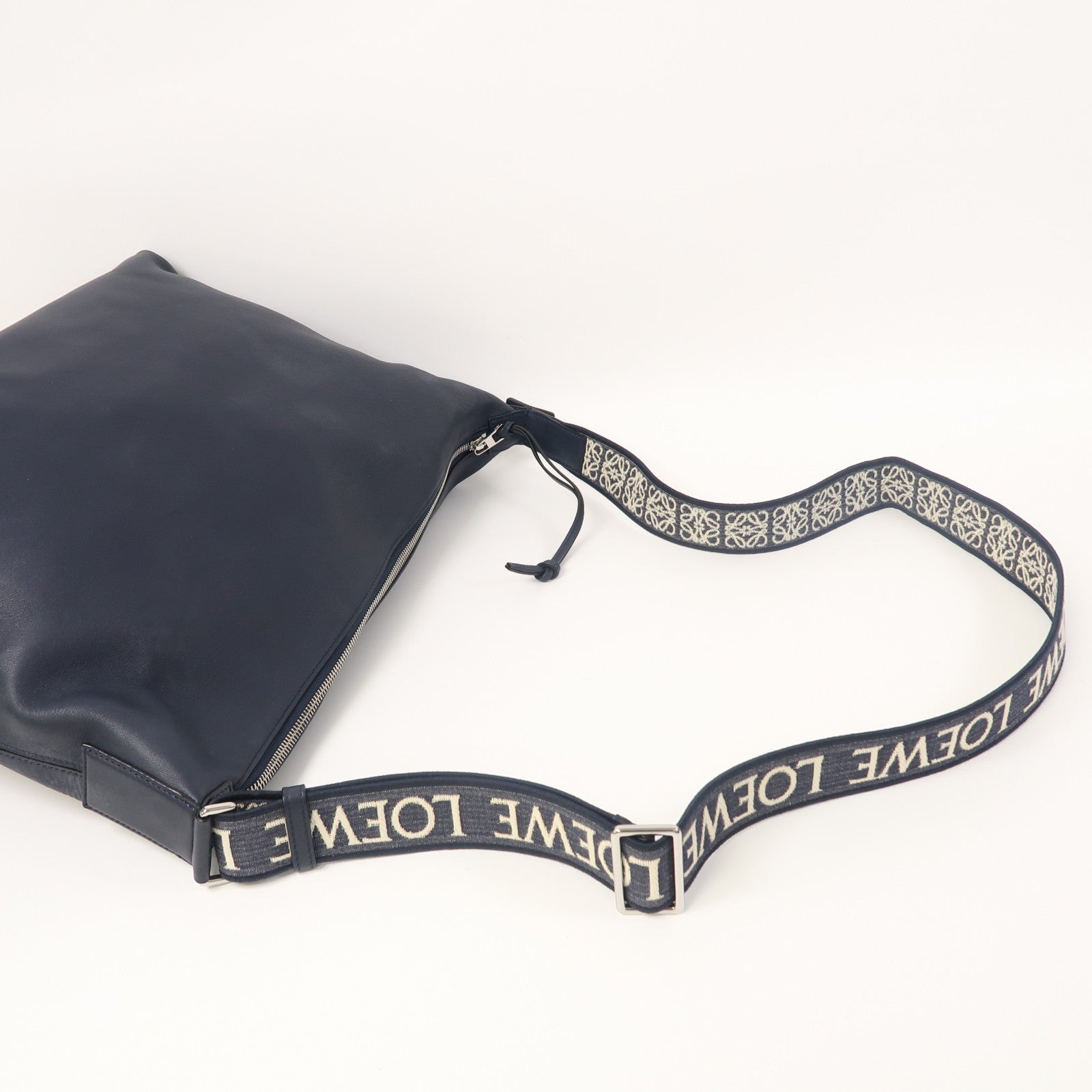 LOEWE 牛皮皮革Cubi Crossbody Bag銀扣肩背袋藍色