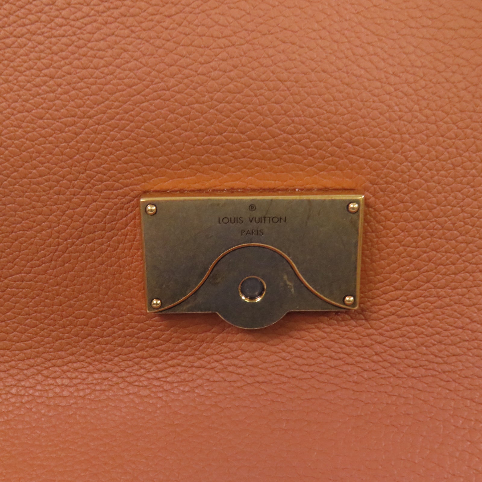 LOUIS VUITTON 【激減優惠】牛皮皮革Low Key Messenger金扣肩背袋